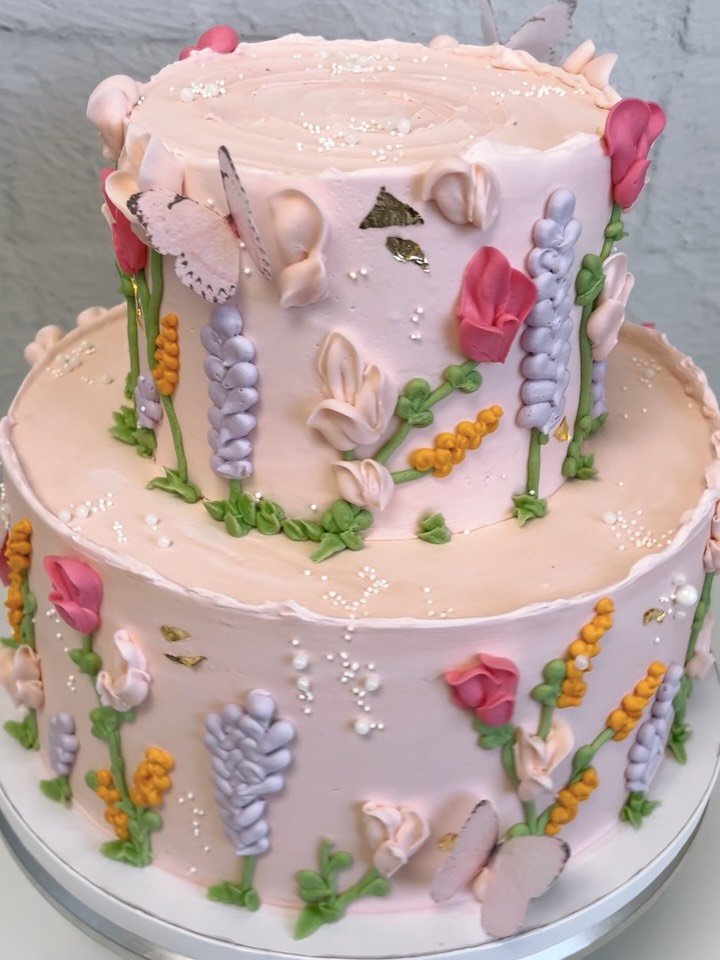 Baby in bloom 🌸🦋
Soft blush buttercream, hand-piped florals, butterflies, and touches of gold made this baby shower cake extra special.
Planning a celebration? Send us a message to start your custom cake order ✨
#BabyInBloom #BabyShowerCake #Butter