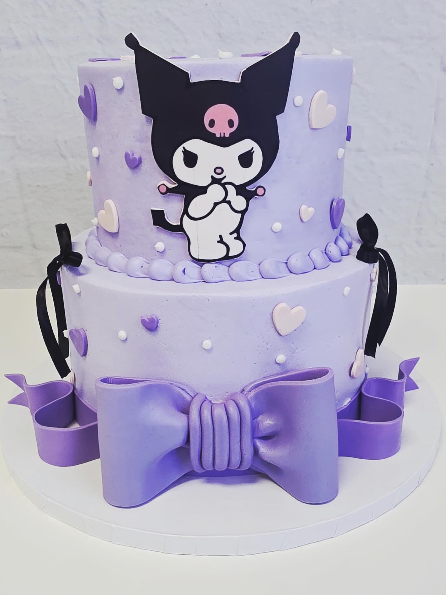 Sweet, sassy, and a little mischievous 💜🖤 This Kuromi cake + cupcakes set is the perfect party combo!
#KuromiCake #kuromicupcakes #customcakeselpaso #birthdaycake #915cakes