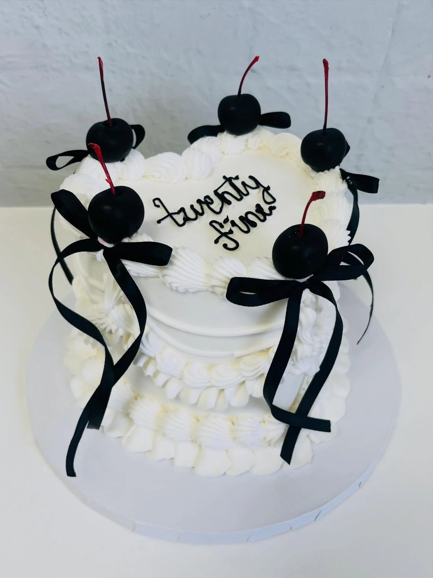 Heart cakes, but make them ✨YOU✨ 💕 We love bringing every heart-shaped vision to life! Which one is your favorite? 💖

#HeartCake #VintageCake #CustomCakesElPaso #BirthdayHeartCake #ElPasoCakes