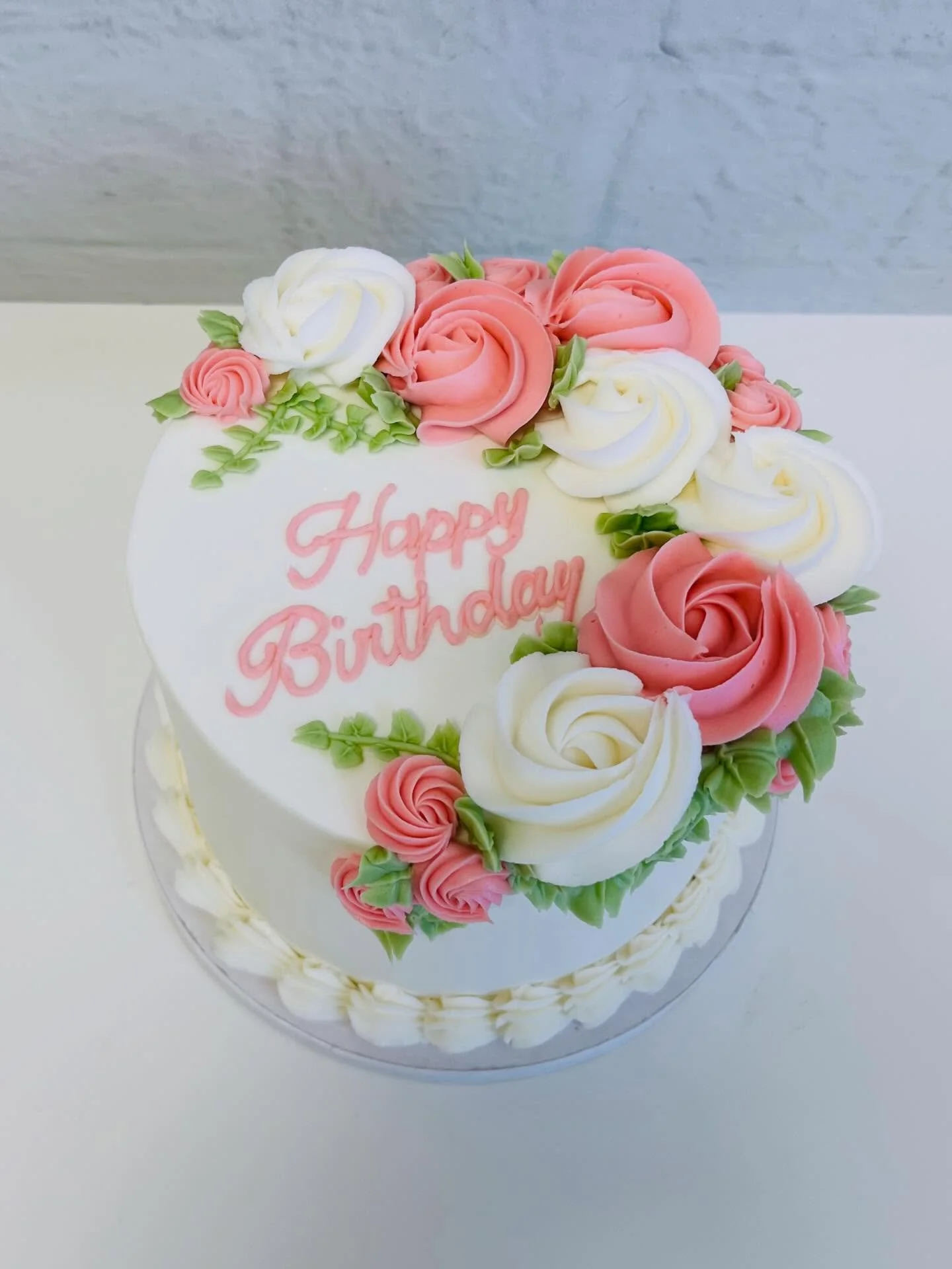 Hello April 🌸✨
Welcoming a new month with some floral beauties 💕 From fresh blooms to buttercream and sugar flowers, these cakes are always in full bloom 🌷🌿
#HelloApril #FloralCakes #ButtercreamFlowers #SugarFlowers #ElPasoCakes