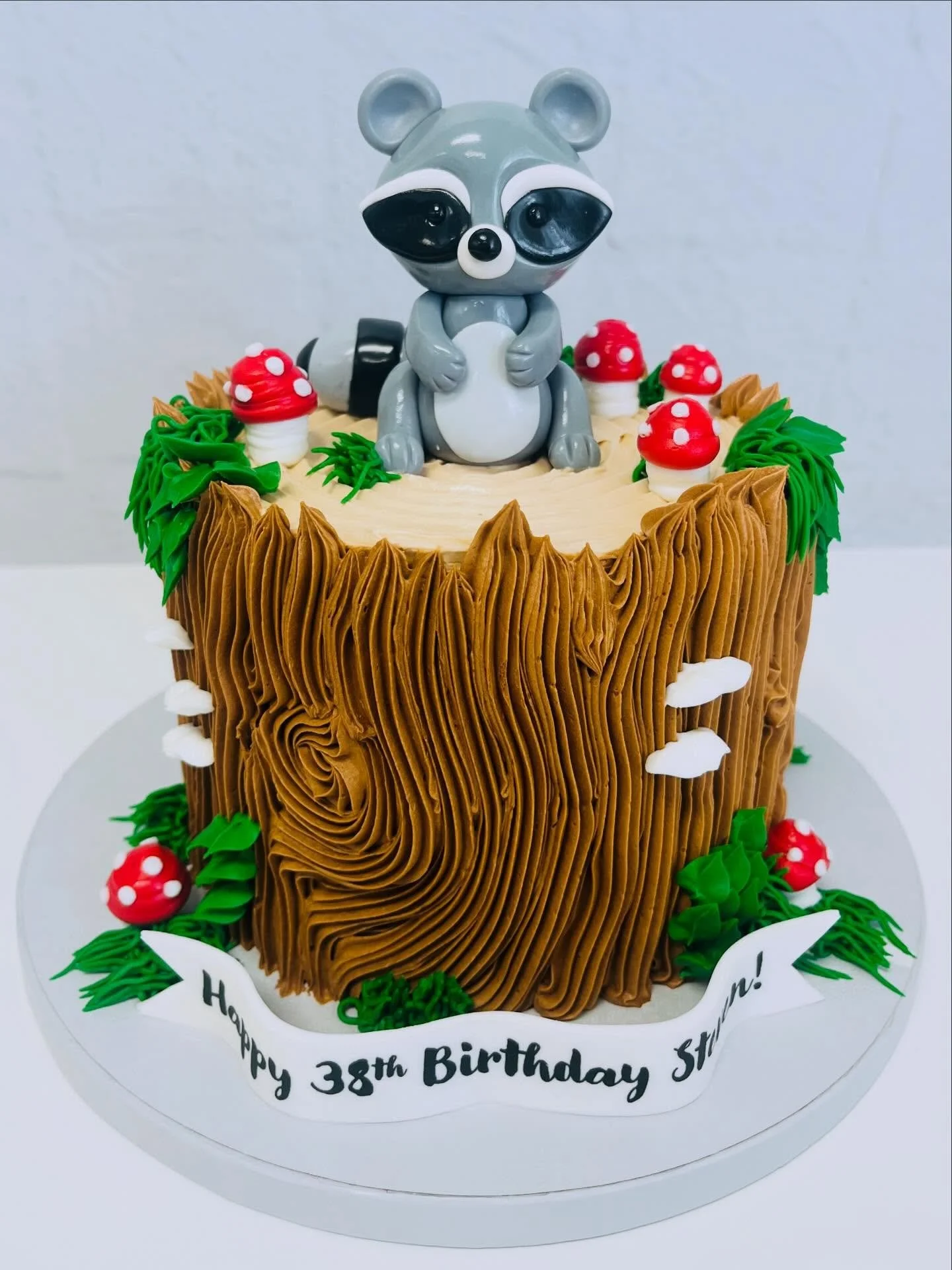 Cutest little woodland visitor 🦝🍄✨
This raccoon cake is giving all the cozy forest vibes&mdash;with textured &ldquo;tree bark,&rdquo; tiny mushrooms, and the sweetest little face on top 🥹🌿 
#RaccoonCake #WoodlandCake #BirthdayCake #FondantRaccoon