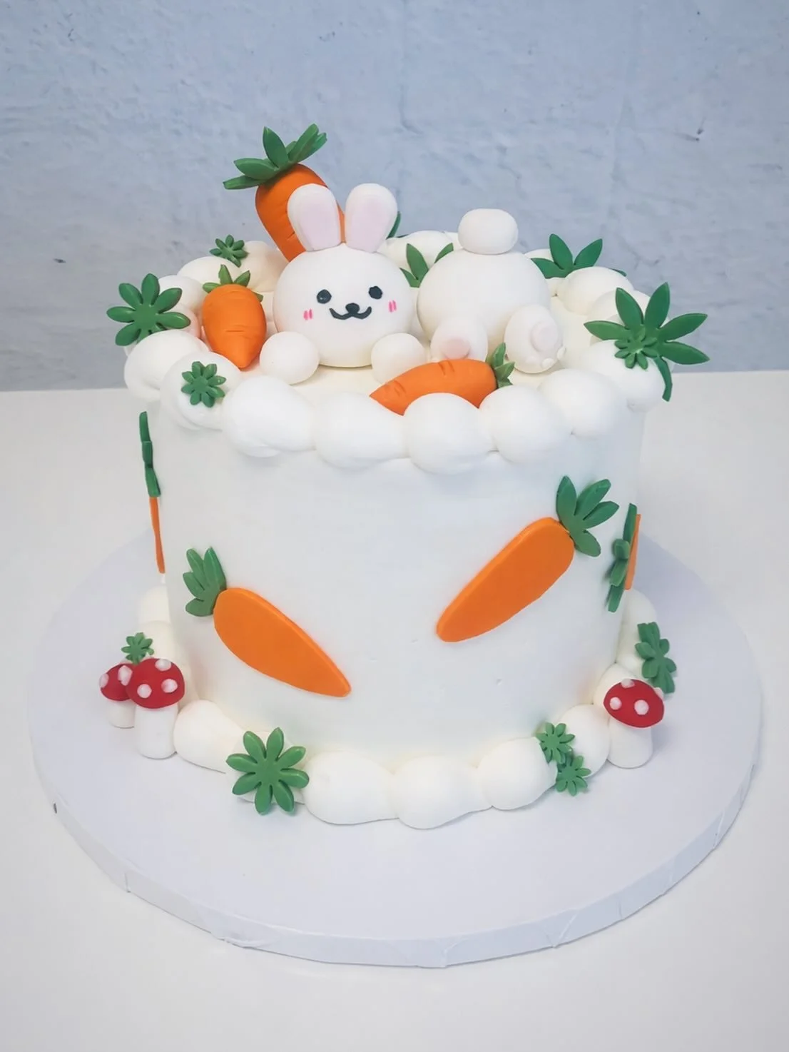 Happy Easter 🐰🥕✨
Celebrating with the sweetest little bunny cake, surrounded by carrots and garden cuteness 🌿💛
Wishing everyone a beautiful day filled with love, family, and lots of treats 🍰🐣
#EasterSunday  #EasterCake #BunnyCake #ElPasoCakes #