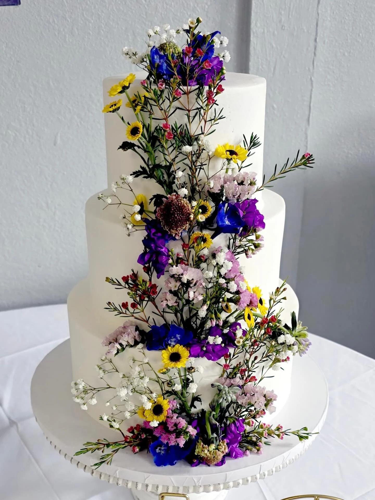 Wild, whimsical, and beautifully in bloom 🌿🌻
This three-tier wedding cake is dressed in delicate wildflowers for the perfect touch of elegance 💐
#WeddingCake #WildflowerCake #FloralCake #WeddingCakesElPaso #915Cakes