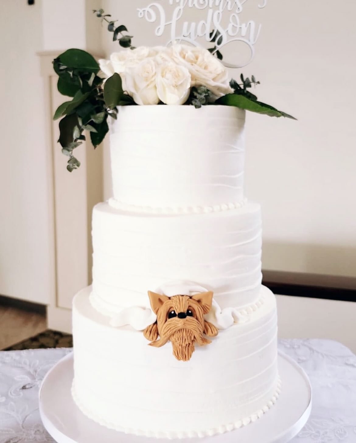Love isn&rsquo;t complete without your fur babies 🐾🤍
In honor of National Pet Day, we&rsquo;re celebrating the sweetest way to include them on your big day&mdash;right on your wedding cake!
Because they deserve a spot in your love story, too 🐶💍
#