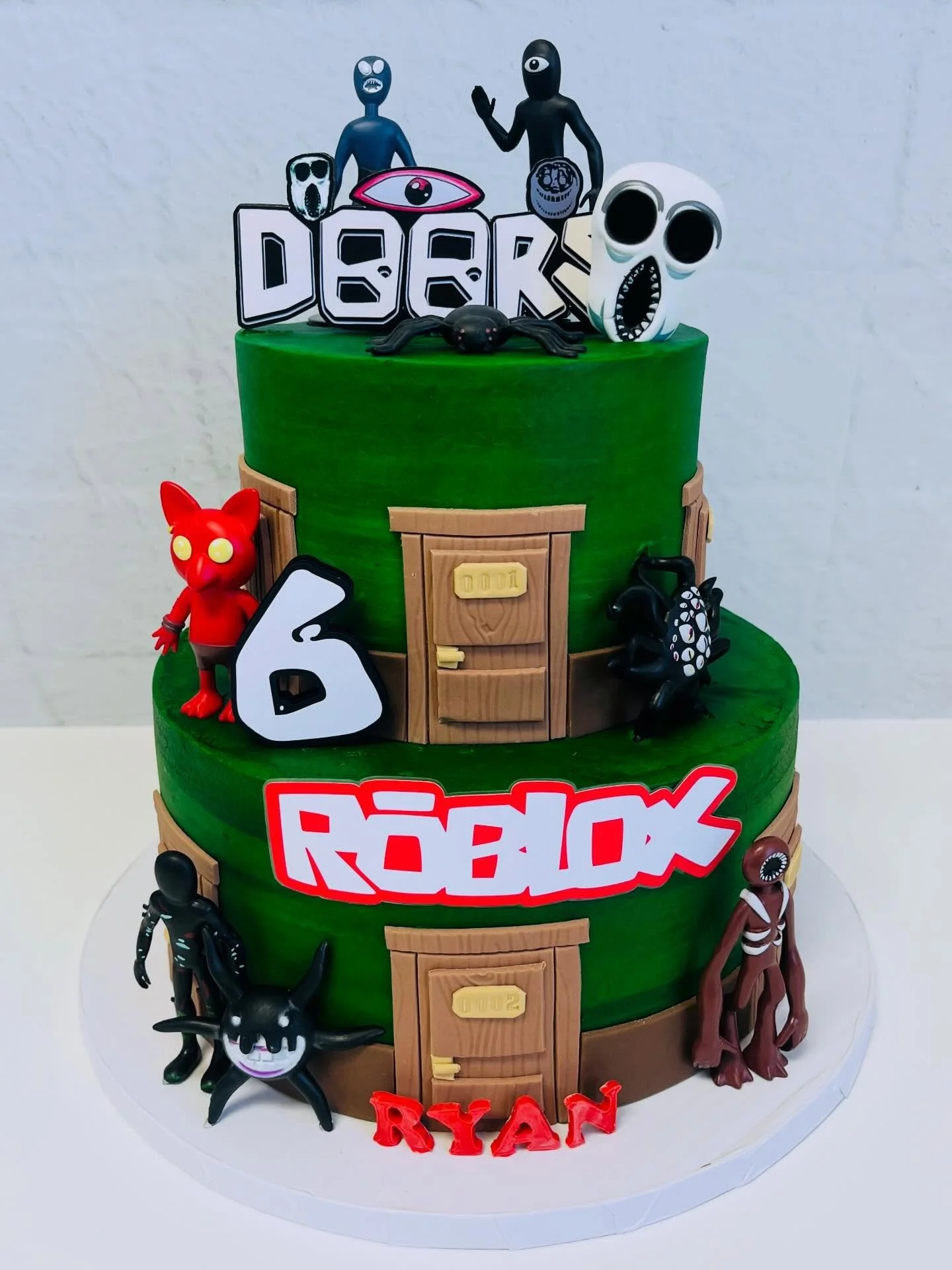 Enter if you dare&hellip; 🚪👀
This Roblox Doors cake is bringing all the spooky vibes! Featuring the game&rsquo;s iconic doors and character toys, it&rsquo;s the perfect centerpiece for any fan ready to beat the next level (or try not to get jumpsca