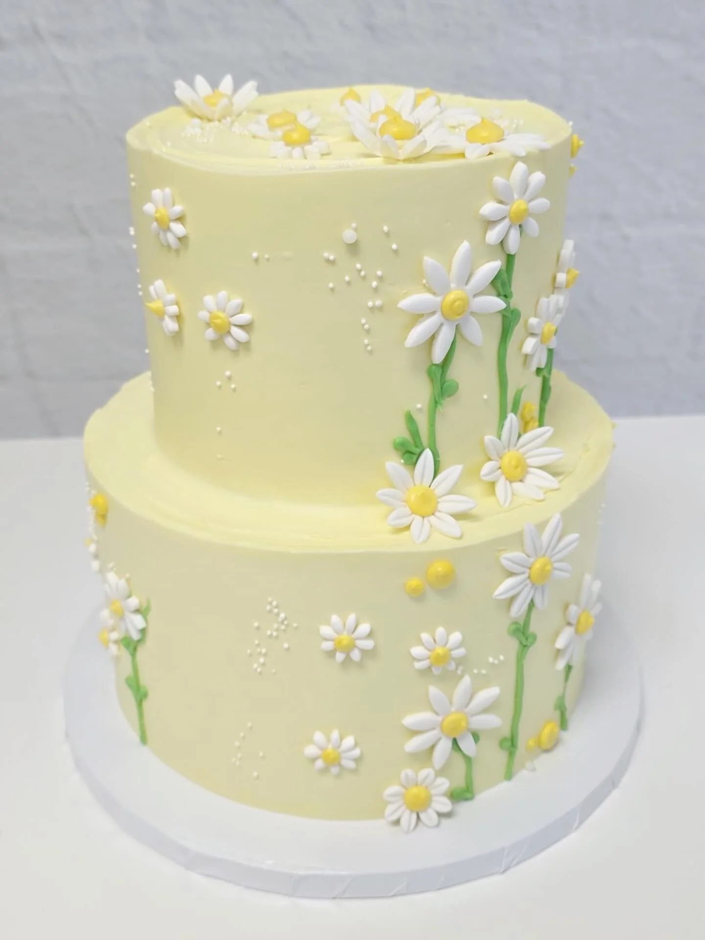 Soft yellow, sweet details, and a little touch of sunshine 🌼✨
This light yellow beauty is topped with delicate white fondant daisies&mdash;perfect for a sweet birthday celebration 🎂💛 #FloralCake #CakeWithDaisies #BirthdayCake #CustomCakesElPaso #9