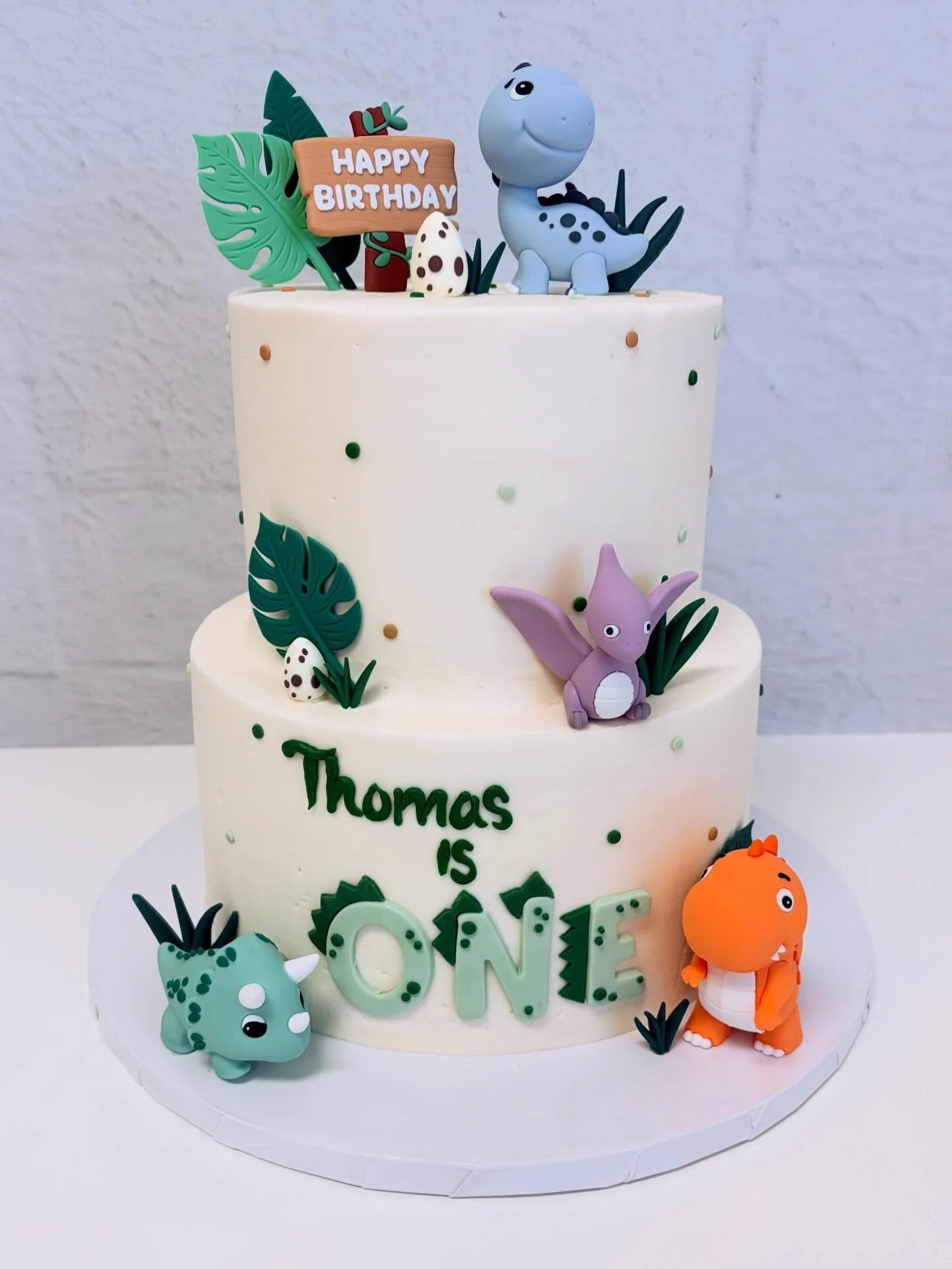 A little dino is turning ONE! 🦕💚
This sweet little dinosaur cake was the perfect way to celebrate Thomas turning ONE. We love creating cakes that make first birthdays even more unforgettable. 💚🦖
#FirstBirthdayCake #DinosaurCake #DinoBirthday #Bir