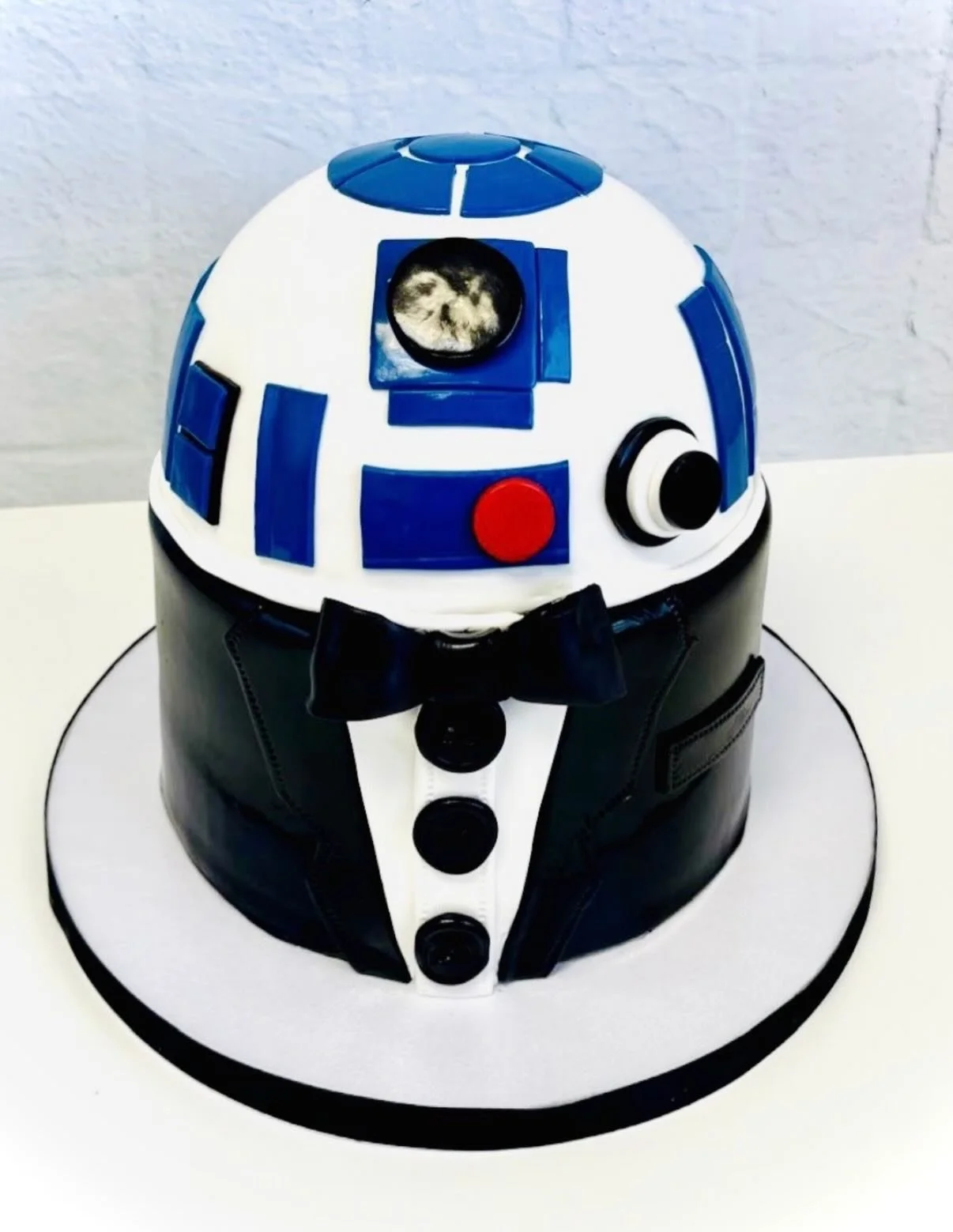 ✨May the Fourth be with you ✨
Throwing it back to some Star Wars cakes we&rsquo;ve created over the years&mdash;celebrating all fans across the galaxy 💫
#MayTheFourthBeWithYou #StarWarsDay #StarWarsCakes #ElPasoCakes #CustomCakesElPaso