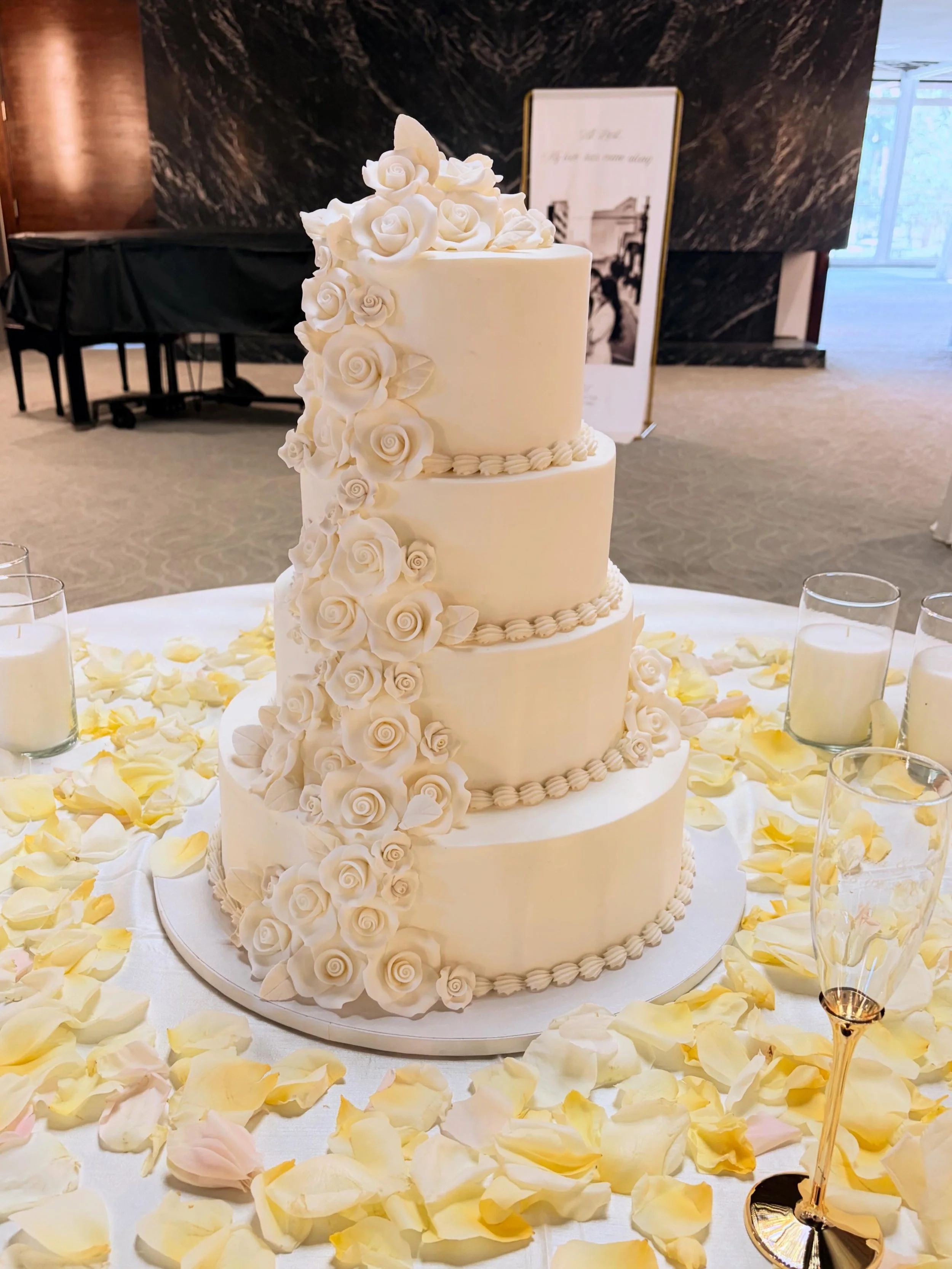 A timeless beauty for Sabrina &amp; Luis 🤍✨
Four tiers of elegance, adorned with delicate white sugar roses&mdash;classic, romantic, and unforgettable.  @elpasocc @threesistersep 
#WeddingCake #WhiteWeddingCake #SugarFlowers #WeddingInspiration #Wed