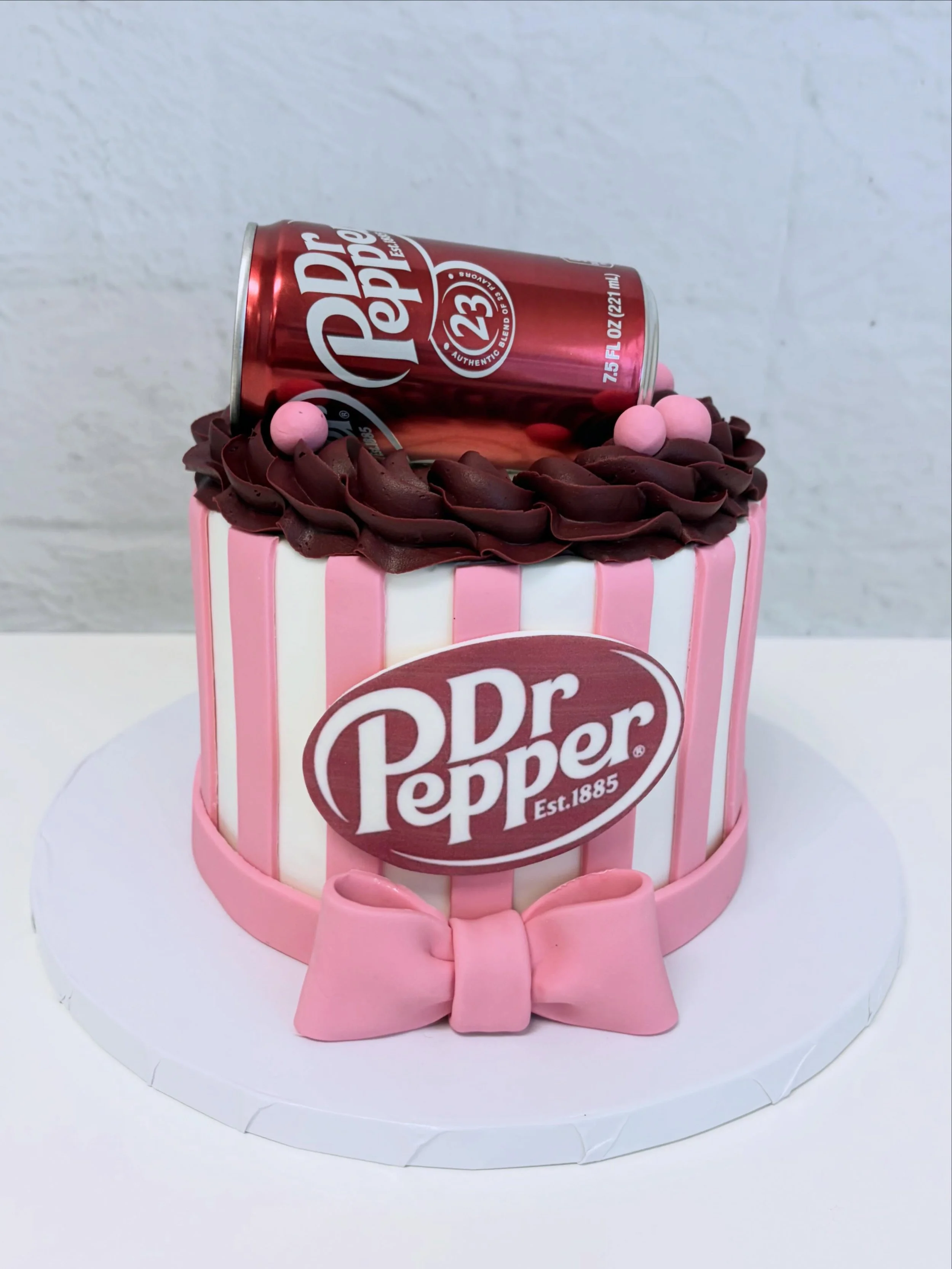 🥤 A little pink, a little Dr Pepper, and a whole lot of fun! This cake was made for a true Dr Pepper fan and we&rsquo;re obsessed with how it turned out 🩷
#DrPepperCake #BirthdayCake #CustomCakesElPaso #ElPasoCakes #DrPepper