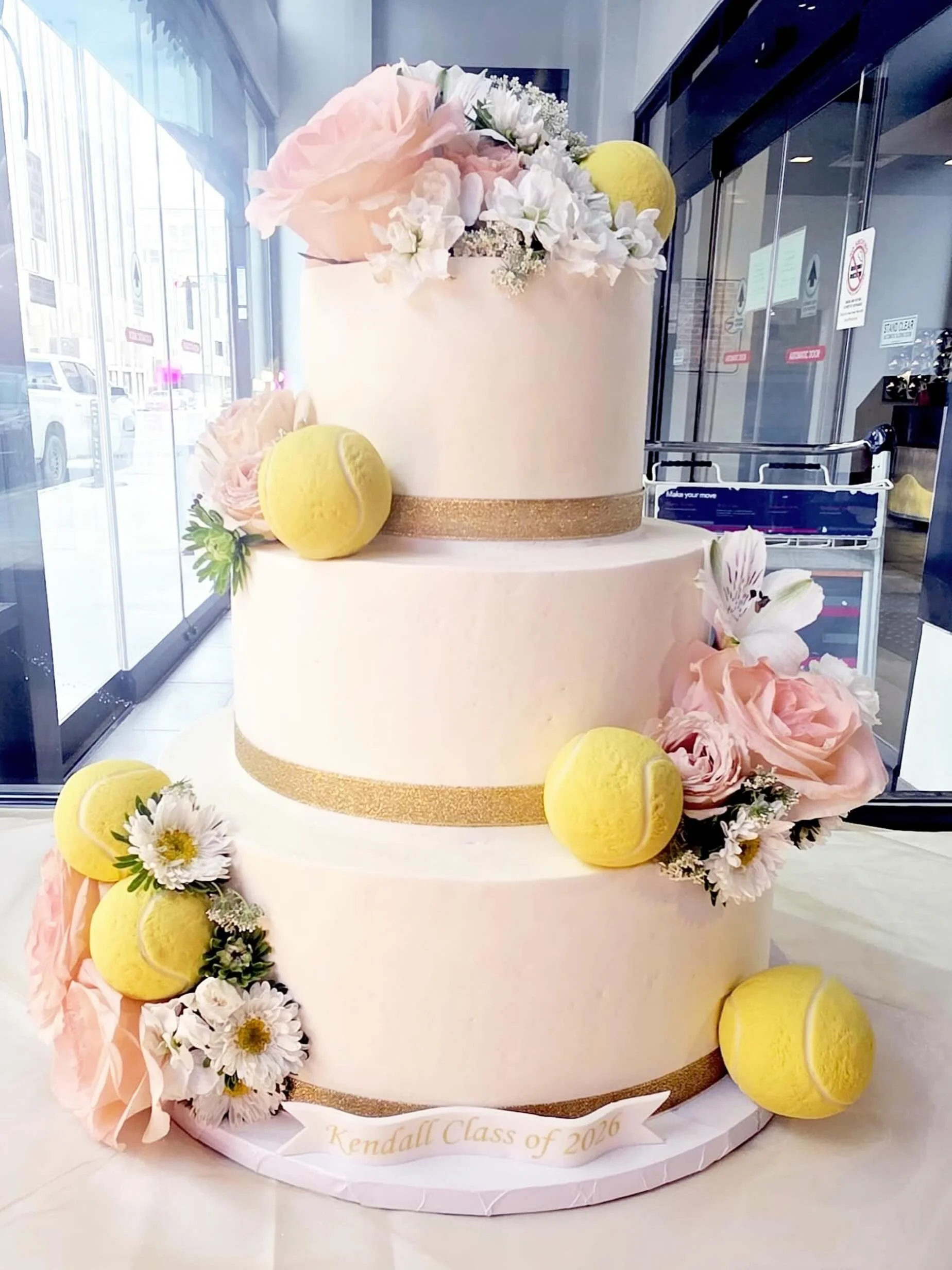 🎓 Graduation season is officially here, and we can&rsquo;t wait to share all the beautiful cakes that helped celebrate this year&rsquo;s graduates! Starting with this elegant tennis-inspired design, featuring soft florals, gold accents, and plenty o