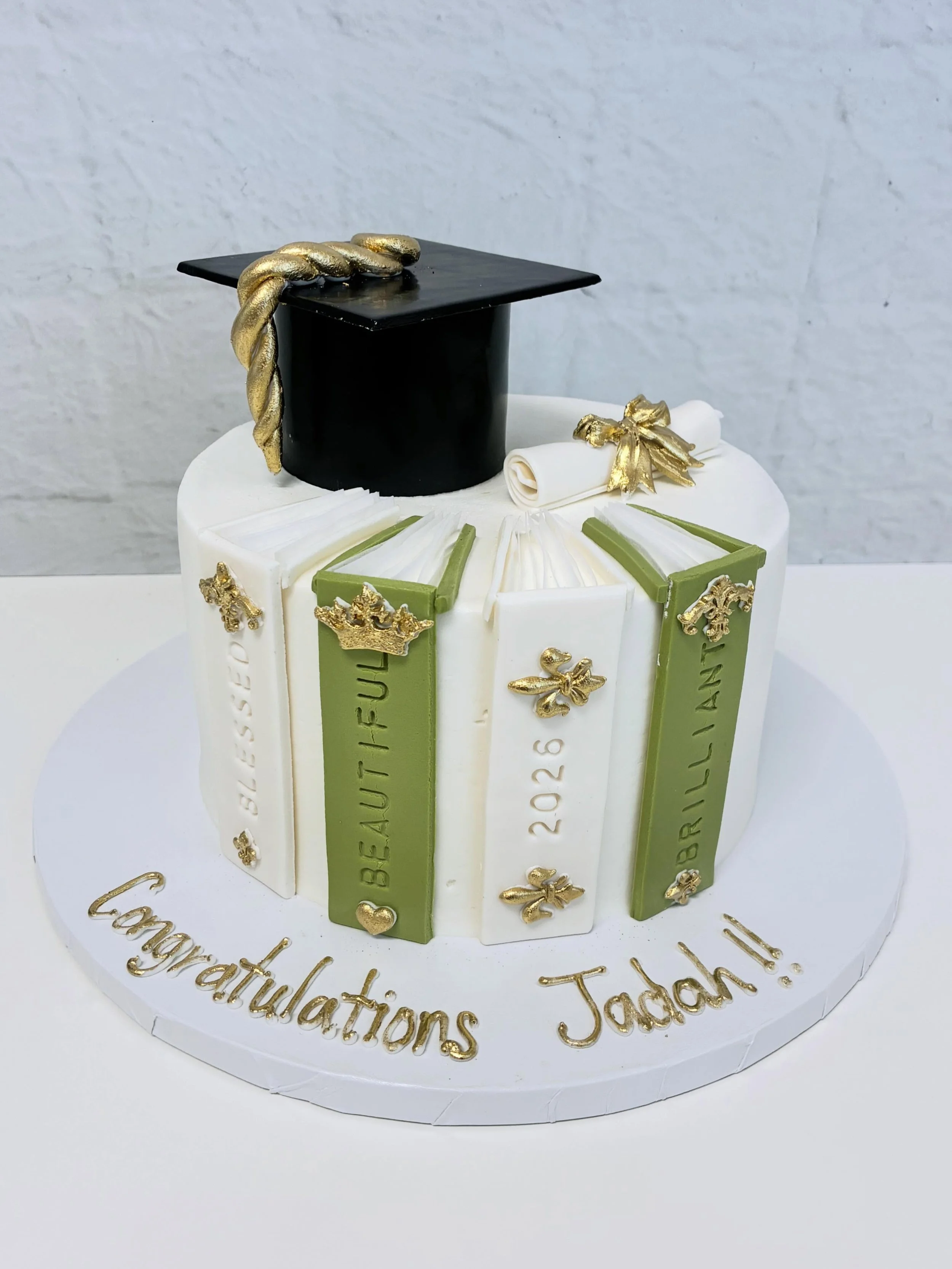 📚🎓 We&rsquo;re loving these book-inspired graduation cakes! A sweet way to celebrate all the hard work, dedication, and achievements that led to this special moment. Congratulations to all the graduates of the Class of 2026! ✨
#GraduationCake #Clas