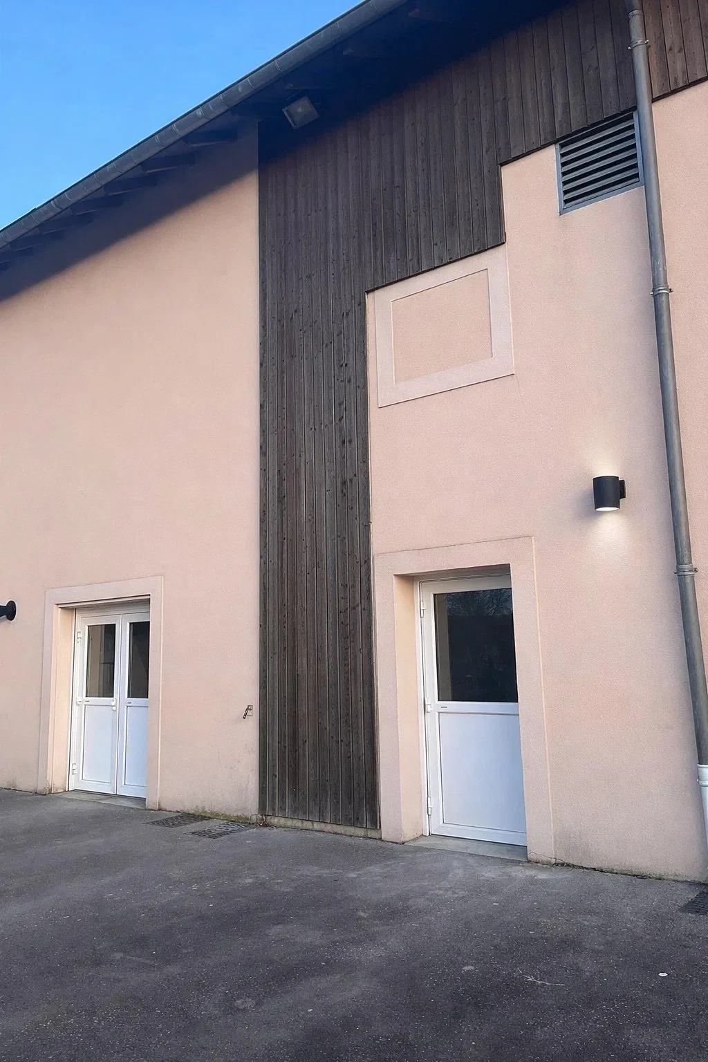 Cour extérieure - applique noire.jpeg