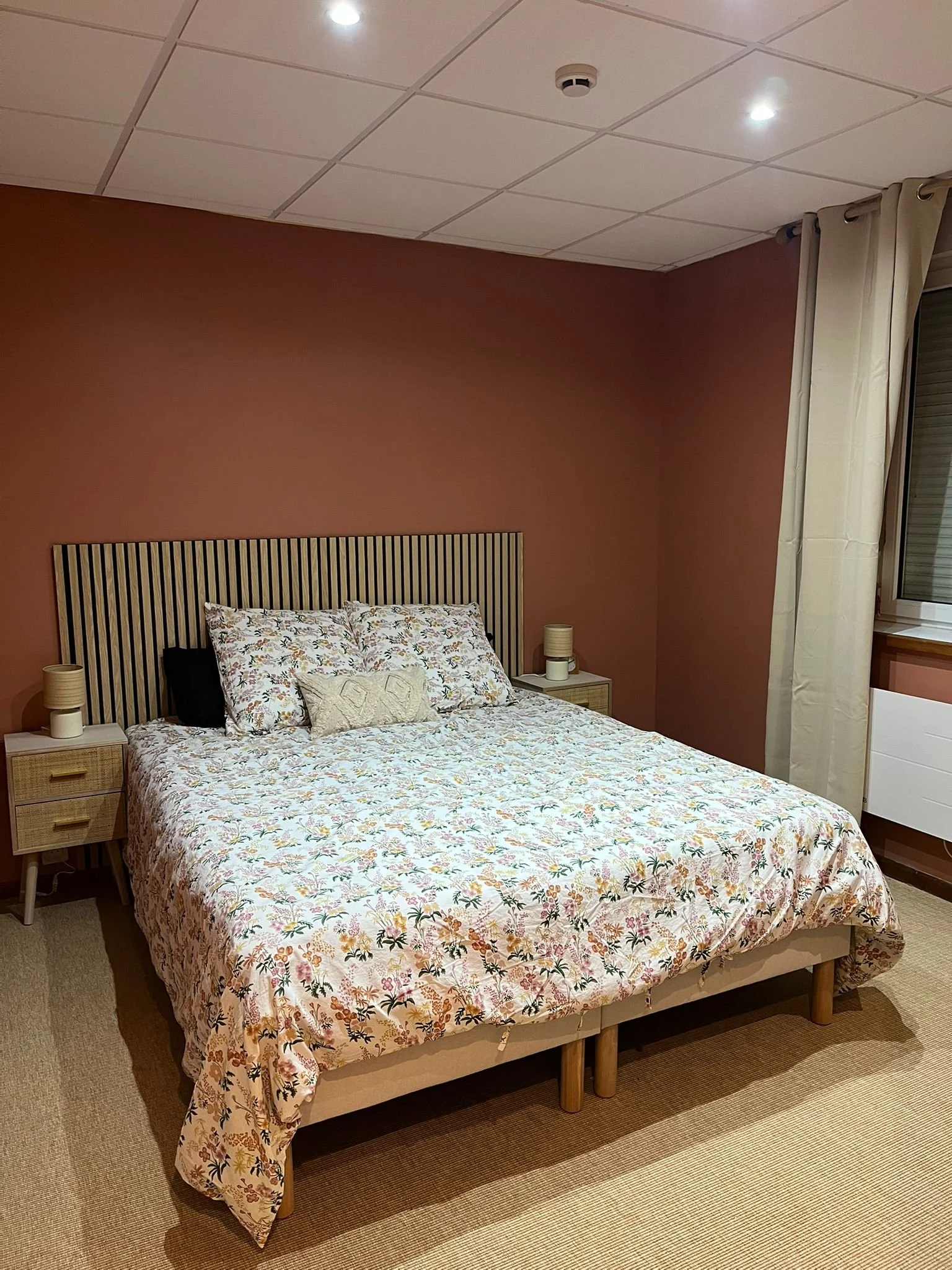 Image d'un lit double avec une parure de lit blanche