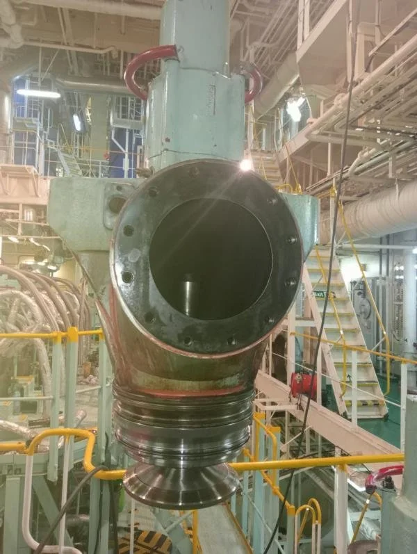 ME exhaust valve and piston overhaul (1).jpg