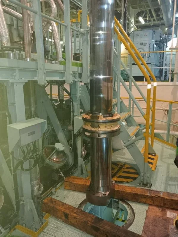 ME exhaust valve and piston overhaul (5).jpg