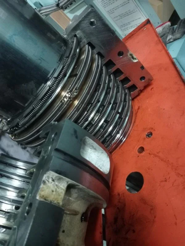 ME exhaust valve and piston overhaul (3).jpg