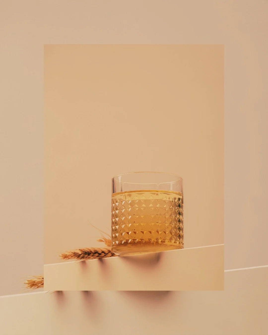 𝐓𝐞𝐚 𝐛𝐲 𝐝𝐚𝐲. 𝐌𝐞𝐚𝐝 𝐛𝐲 𝐠𝐨𝐥𝐝𝐞𝐧 𝐡𝐨𝐮𝐫🍷✨

Never had honey wine? You&rsquo;re in for a treat.

Mead is one of the world&rsquo;s oldest beverages, made by fermenting honey with water and fruit. At Honey Leaf, we&rsquo;re bringing this
