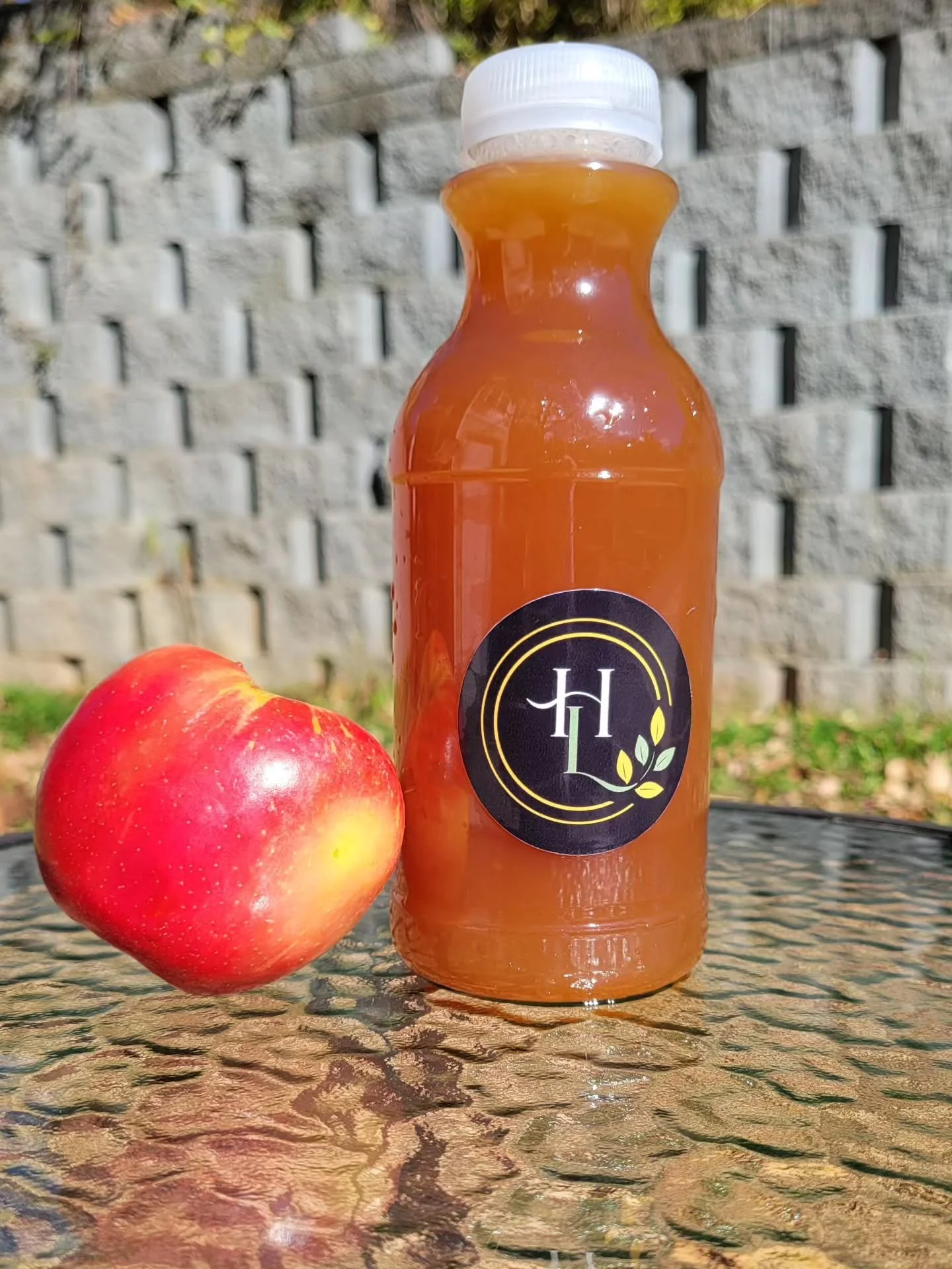 Our Honey Leaf family and friends lovvveeee our Apple Pie Tea... however, there's another Honey Leaf special drink that has been creating some buzzzz too (slide left). 🐝😋

#HomemadeTea
#HoneyLeafNC
#HomemadeSangria 
#FreshFruit
#Apples
#AppleSeason
