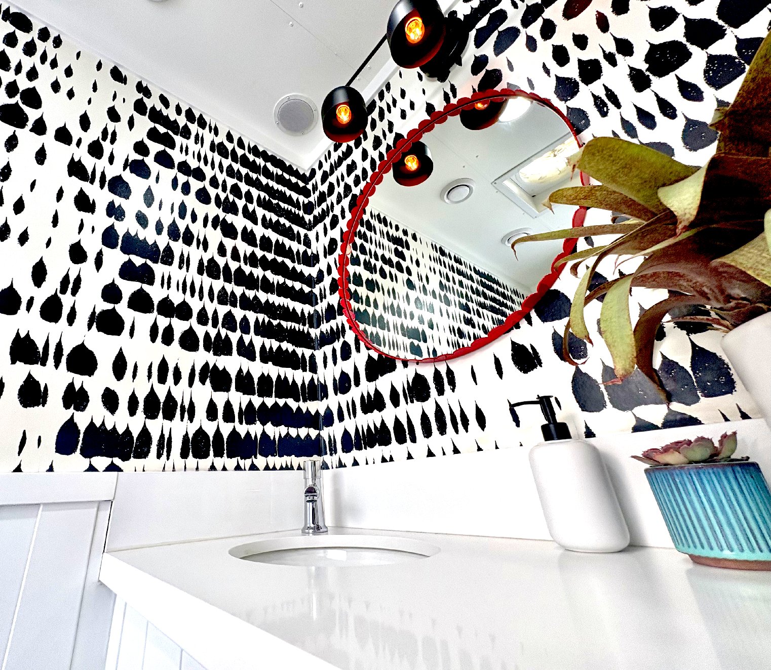 Queen Of Spain — Two restroom suite