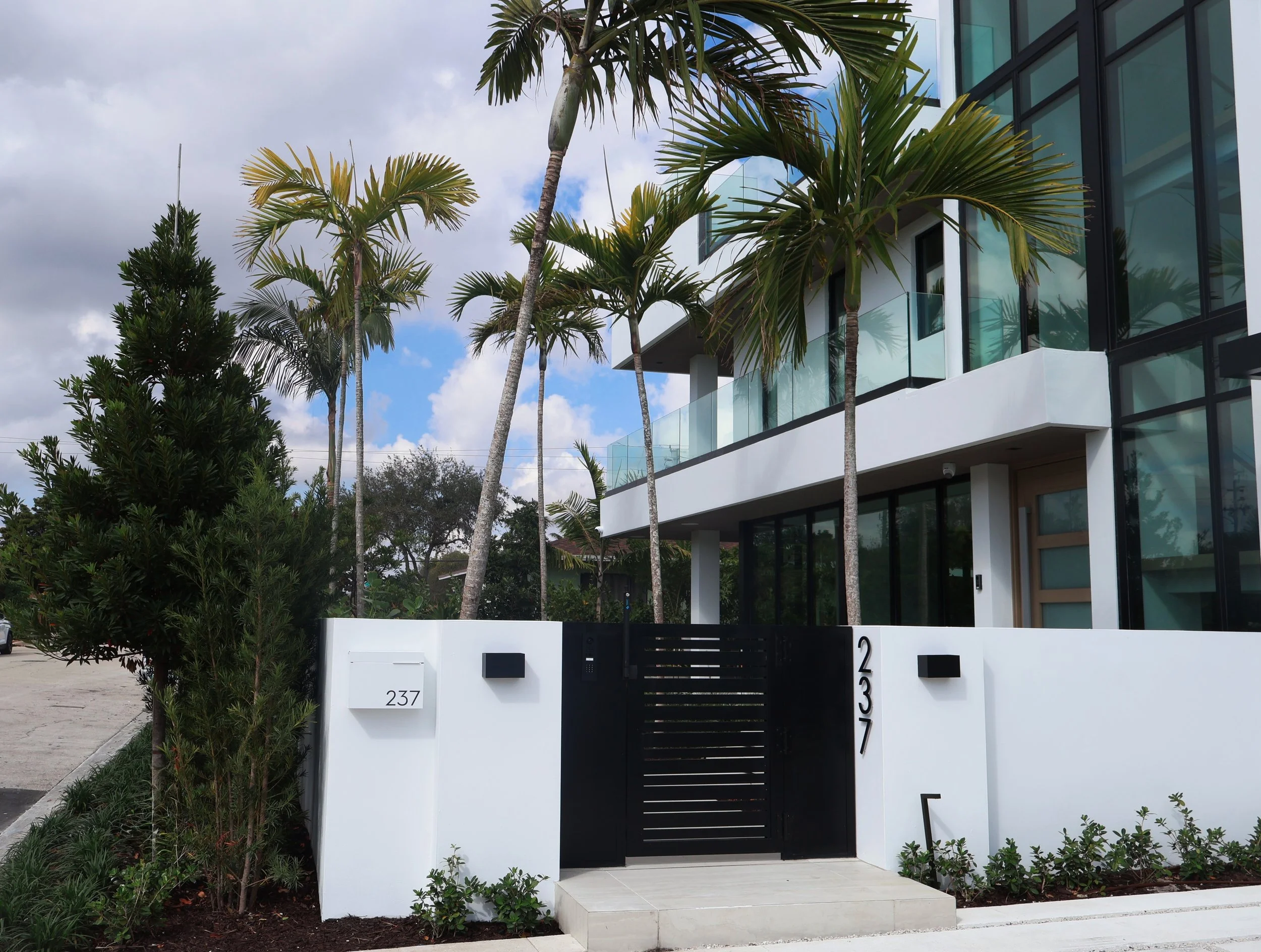 West Palm Beach privacy landscaping by Alligator Landscaping.jpeg