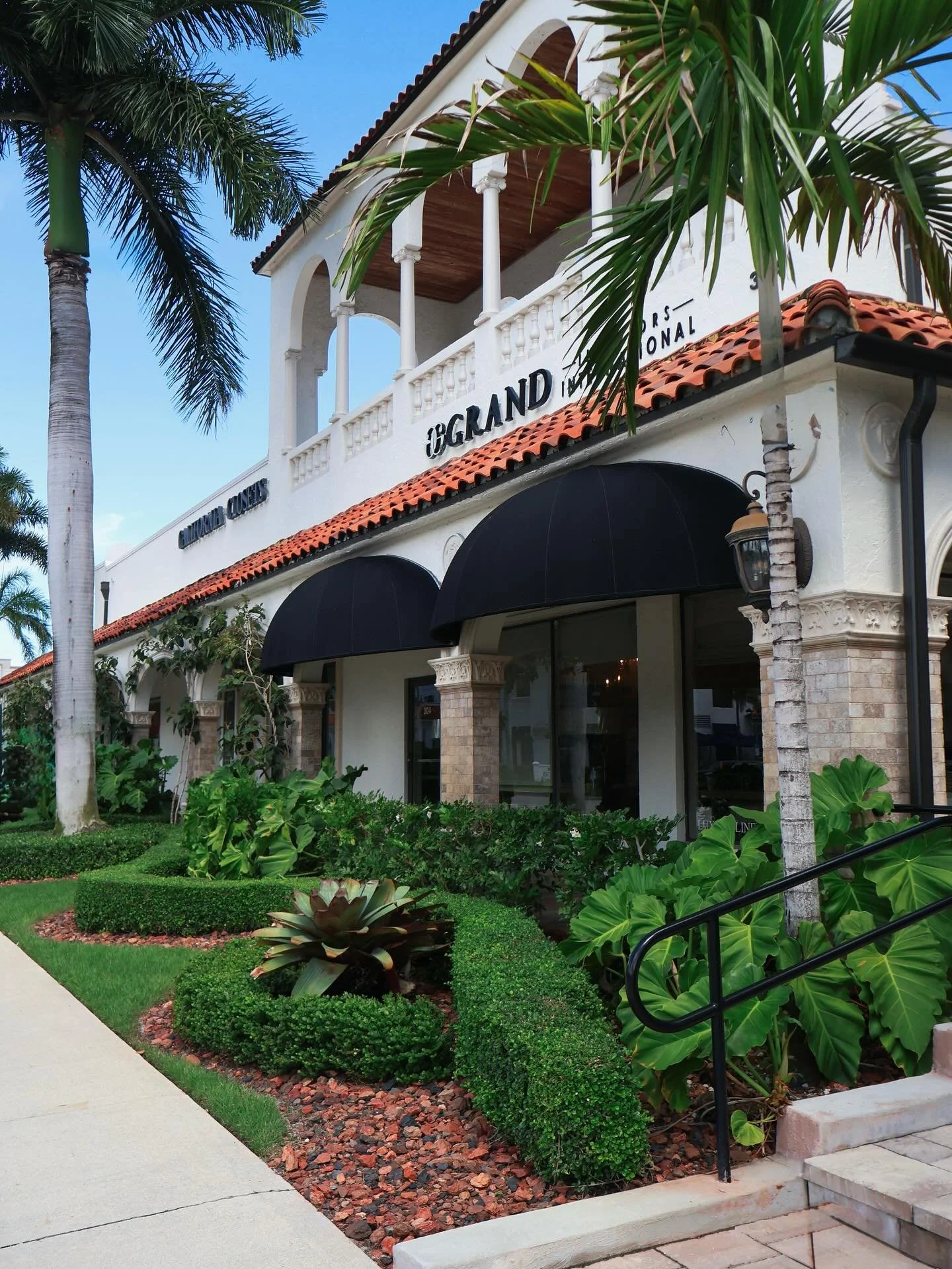 Clean and elegant #philodendronwilsonii #bromeliad #bromedliadimperialis #cottoneaster #crimsonrocks