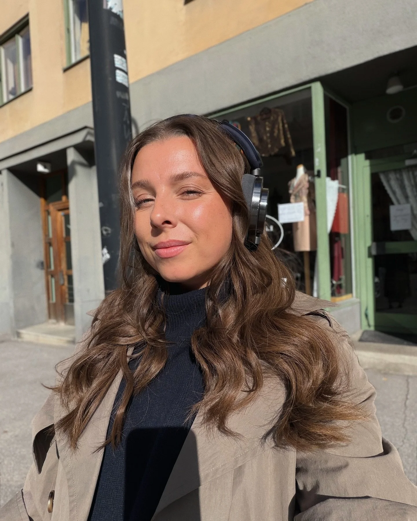 ✨ Tre saker jag springer runt med just nu: ✨ @dyson OnTrac, @rayban Wayfarer Mega och iPhone 17s nya selfiekamera 🙂&zwj;↕️