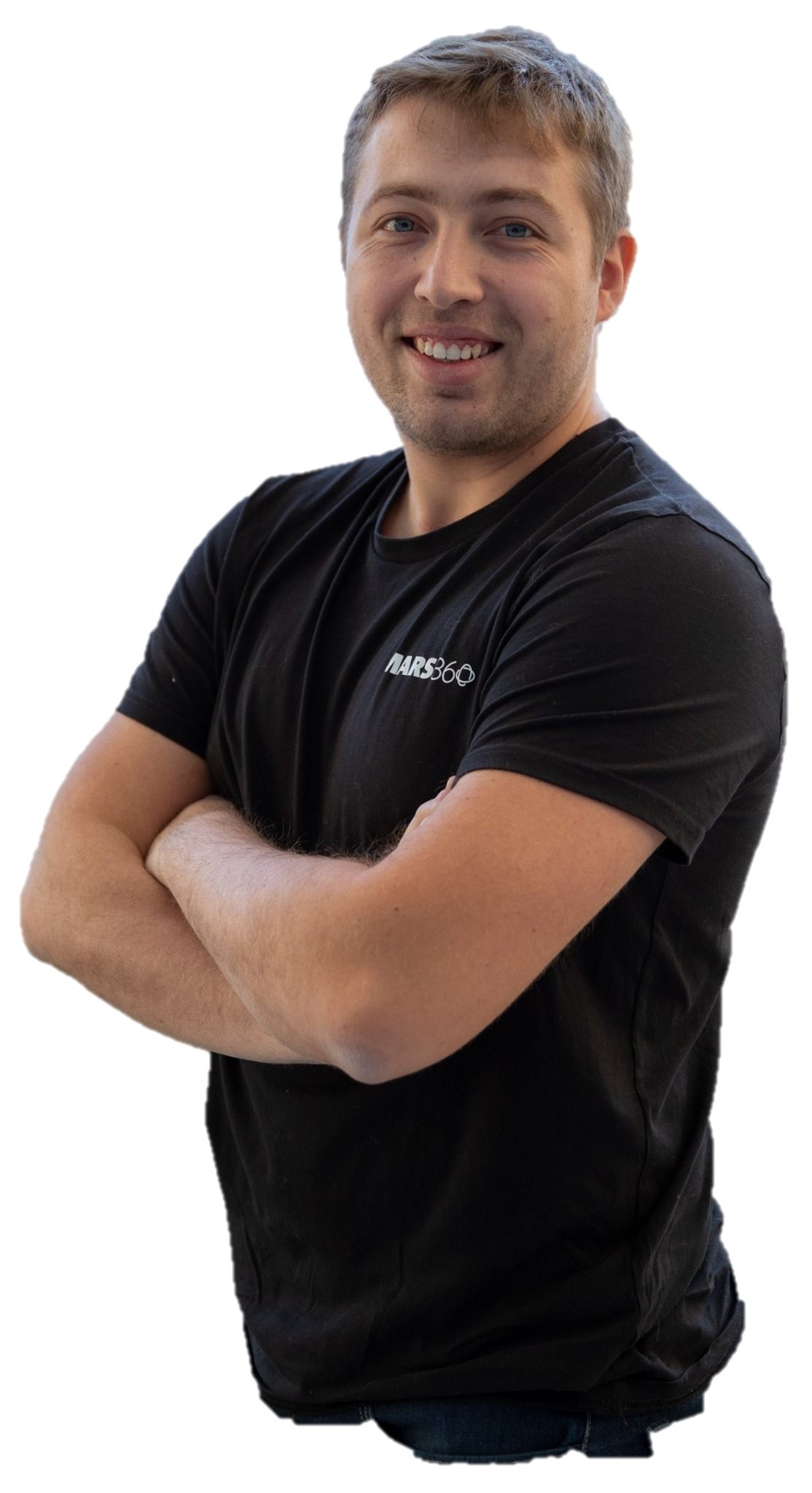 Jeune homme souriant avec bras croisés portant un t-shirt noir avec logo 'MARS360'.