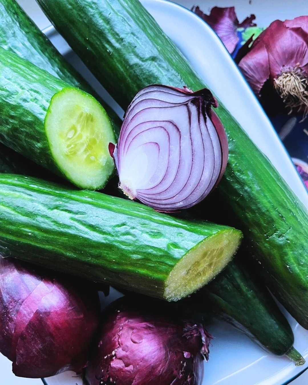 Fresh Cucumber Kimchi &ndash; your new crunchy obsession.

Knackige Gurken, ein Hauch Gochugaru, rote Zwiebeln, Reisessig &amp; Mirin - mehr braucht es nicht f&uuml;r dieses ultra-frische, crunchy Kimchi. In ein paar Minuten gemischt, in drei Tagen f