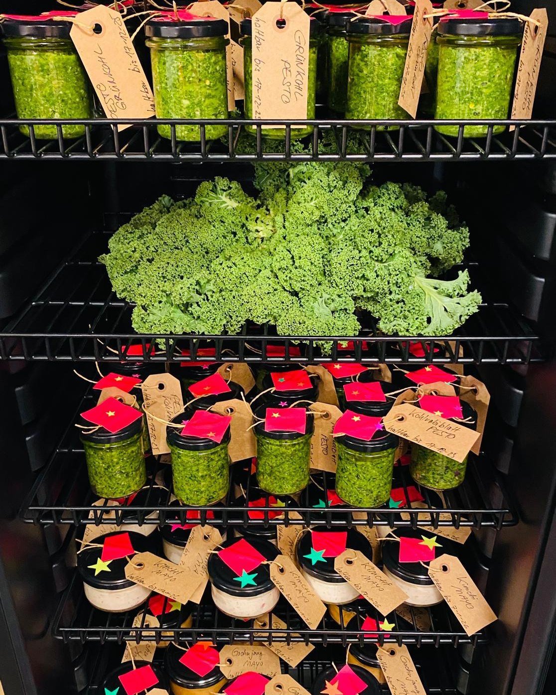 Today&rsquo;s the day &mdash; our Healthy Food Fridge opens!

Und das feiern wir mit einem kleinen, cozy Gl&uuml;hwein-Abend am Dienstag, 9. Dezember, 17&ndash;20 Uhr.
Kommt vorbei, genie&szlig;t biologischen Gl&uuml;hwein und entdeckt zum ersten Mal