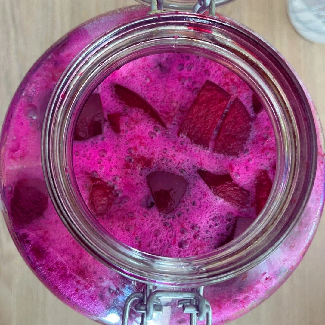 Think pink. Ferment better. 💗

Rote-Bete-Kvass ist eines der &auml;ltesten fermentierten Getr&auml;nke Osteuropas &ndash; und ein echtes Kraftpaket aus nat&uuml;rlichen Zutaten.
Durch die Fermentation entstehen wertvolle Milchs&auml;urebakterien, di