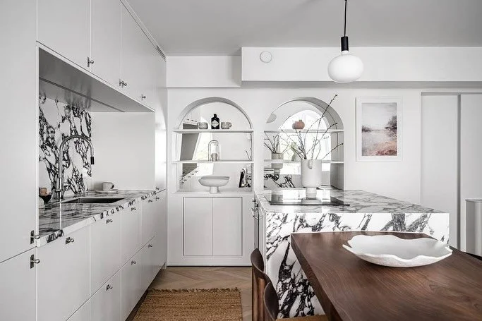 Fr&aring;n en sliten k&auml;llarlokal till en modern och inbjudande l&auml;genhet. Vi &auml;lskar projekt d&auml;r man verkligen f&aring;r se potentialen v&auml;xa fram! Swipea f&ouml;r f&ouml;re &amp; efter bilder👉🏼 

#renoveringsprojekt #totalren