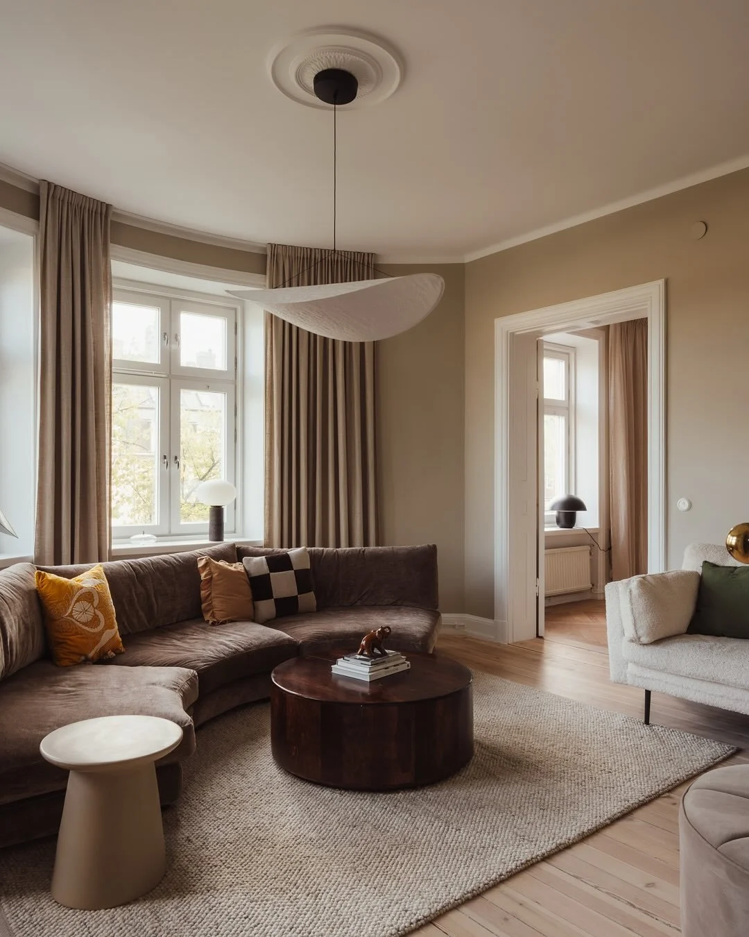 Jordn&auml;ra toner och mjuka former fr&aring;n ett projekt i Vasastan 🏢