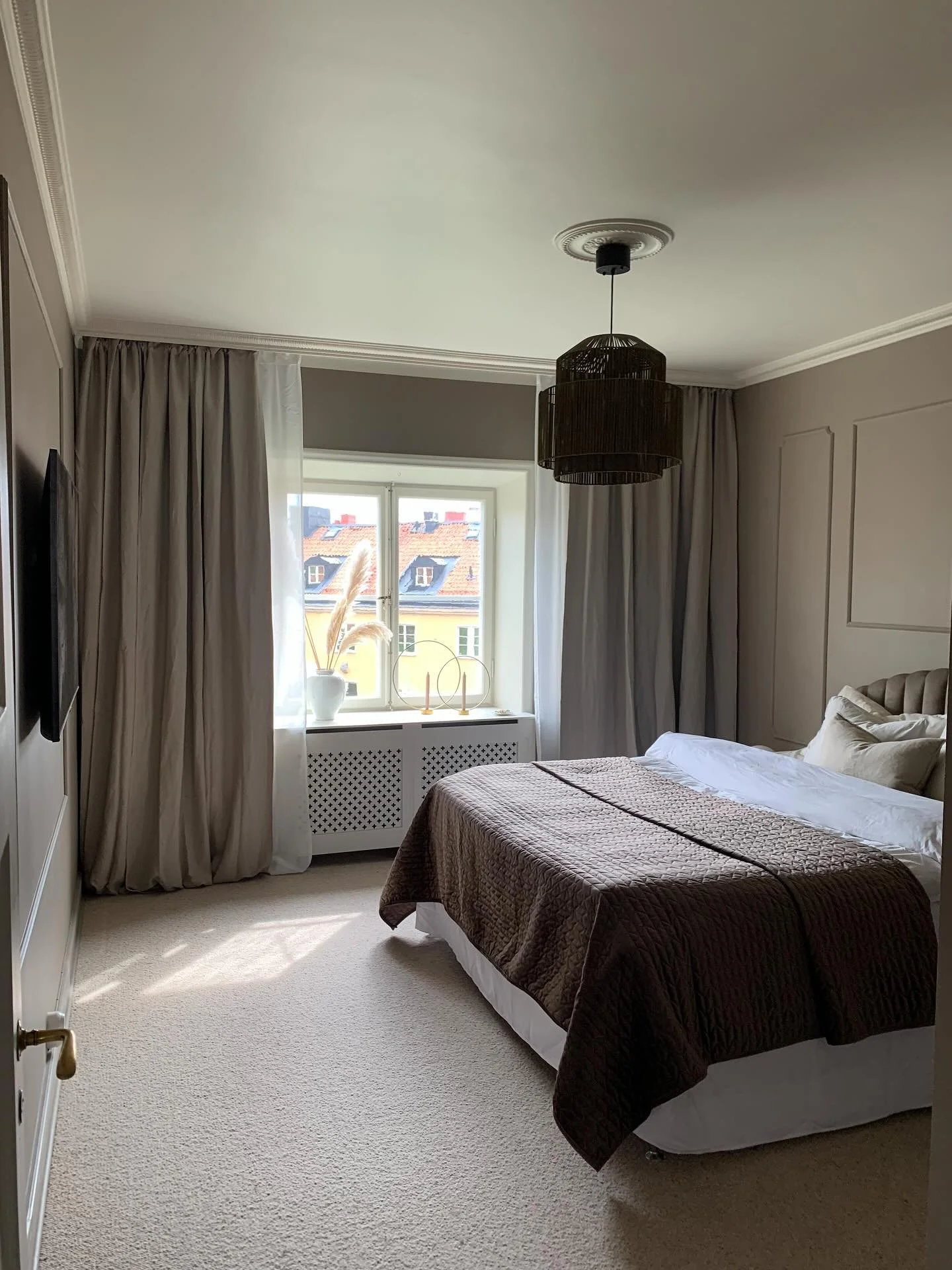 Ett harmoniskt sovrum i mjuka toner av brunt 🤎