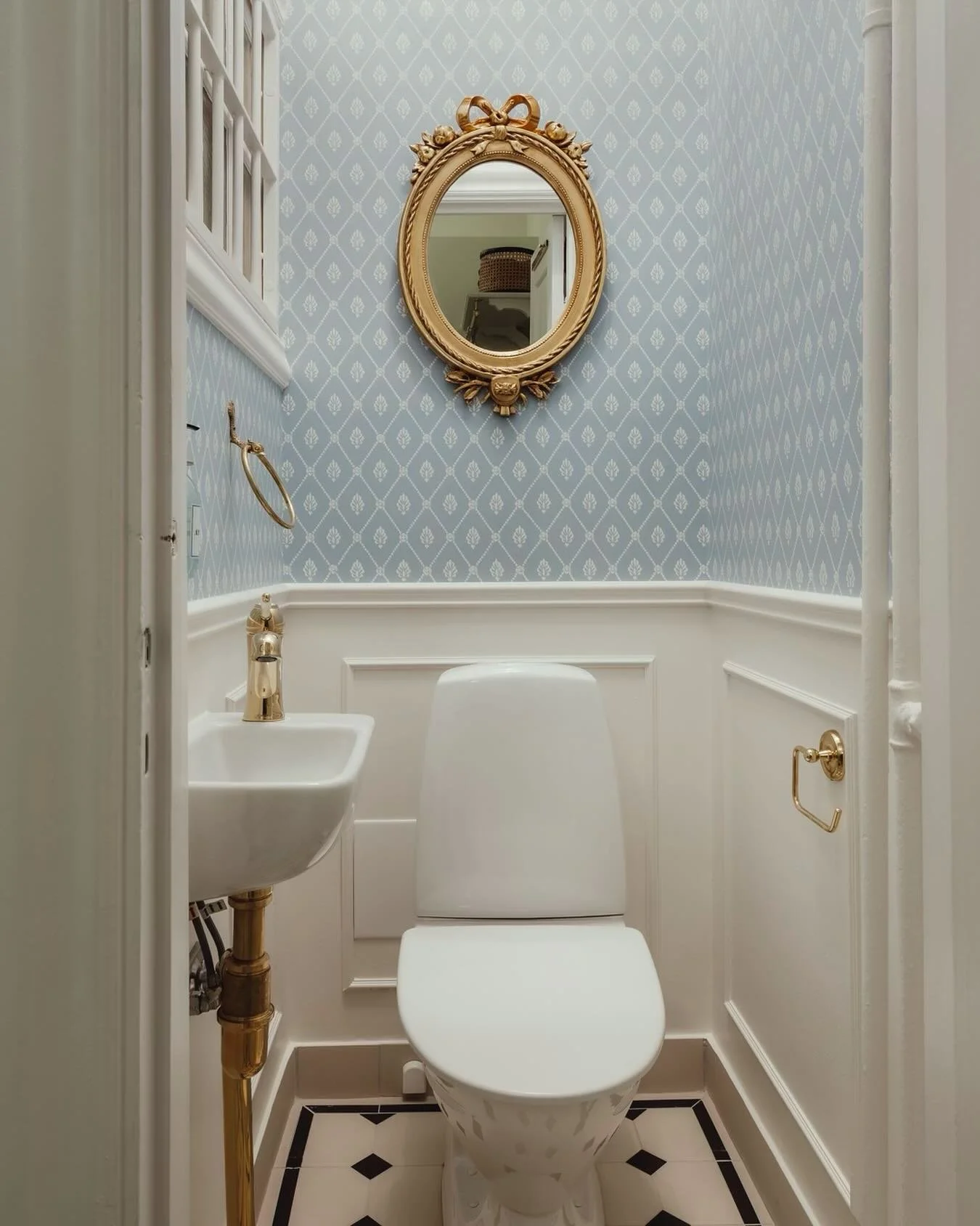 Sekelskifte WC med oktagonklinker och br&ouml;stpanel 🩵