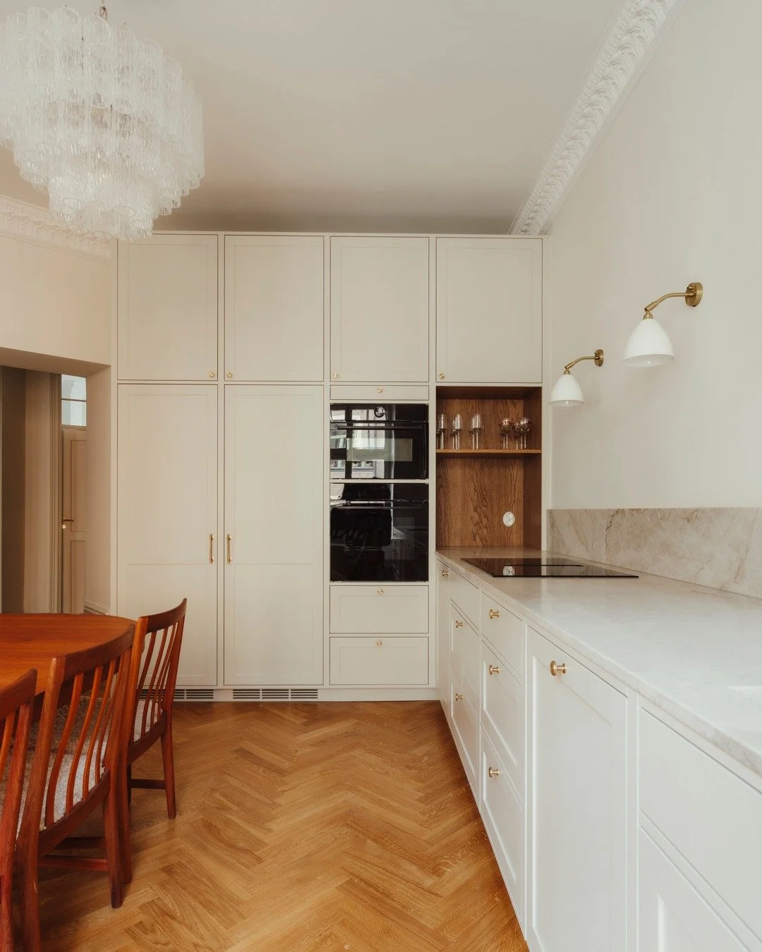 Totalrenovering av en sekelskiftesl&auml;genhet d&auml;r varje detalj f&aring;tt ta plats✨

#sekelskifte #sekelskiftesl&auml;genhet #totalrenovering #renovering #l&auml;genhetsrenovering #fiskbensparkett #stuckatur #platsbyggt #platsbyggnation #badru