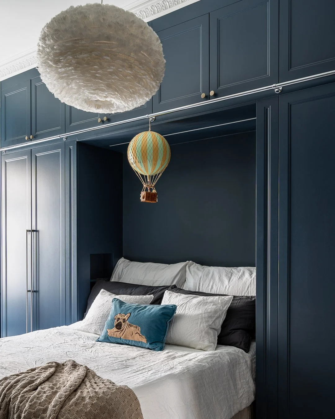 Garderober i tre olika l&auml;genheter 👔👗