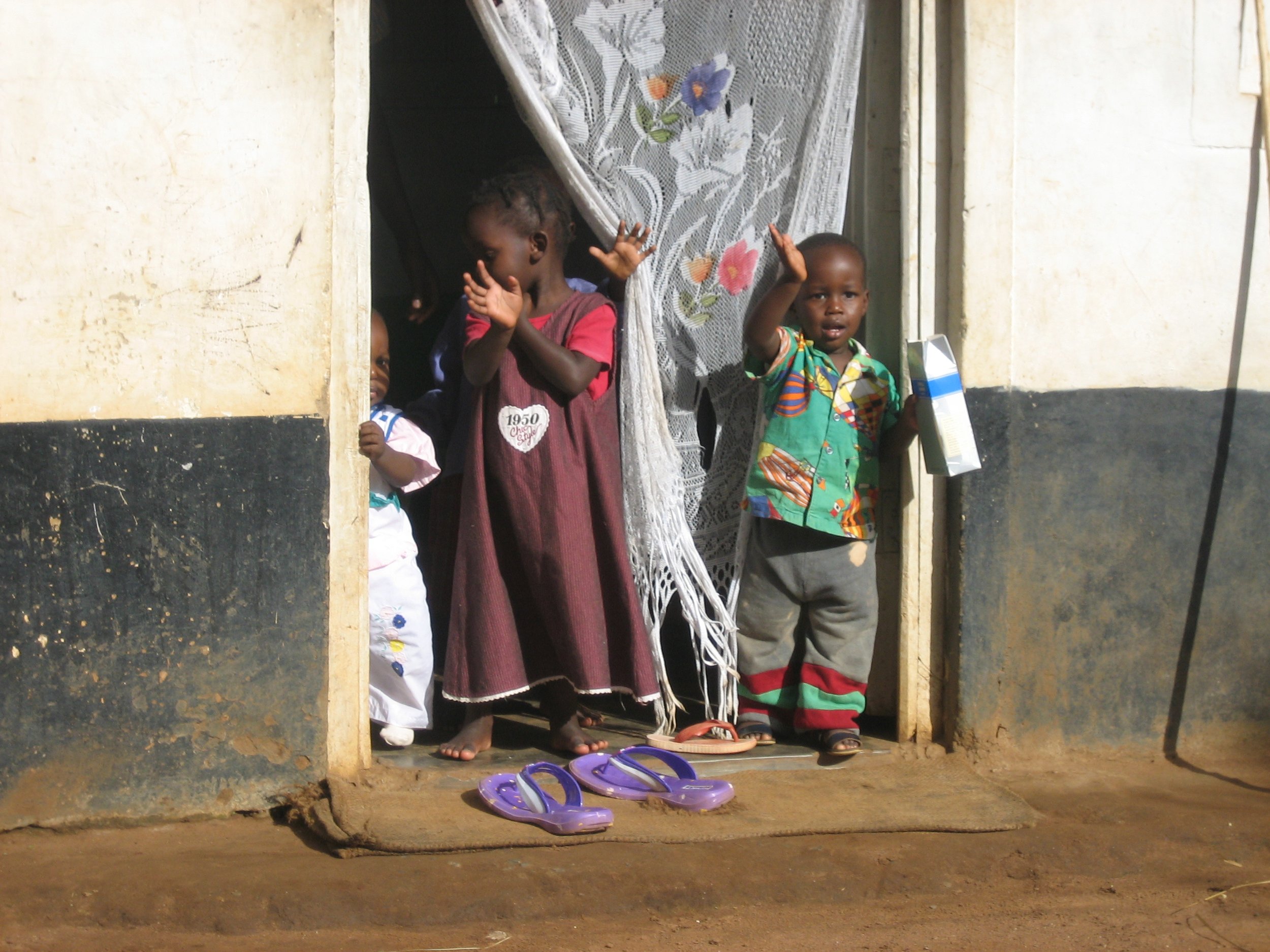 Young children waving Apr 2007.JPG