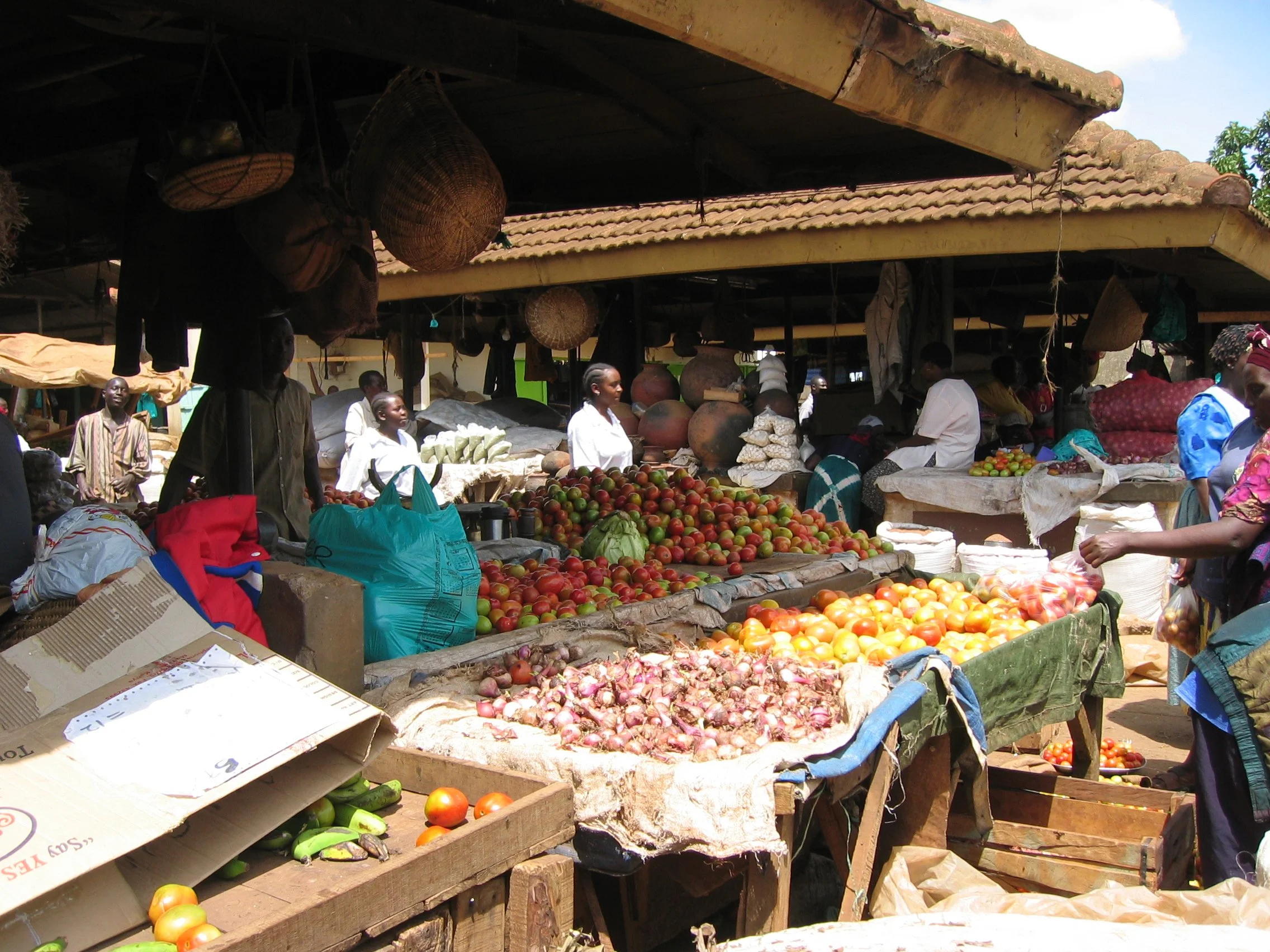 Market day Kitale Apr 2005.JPG