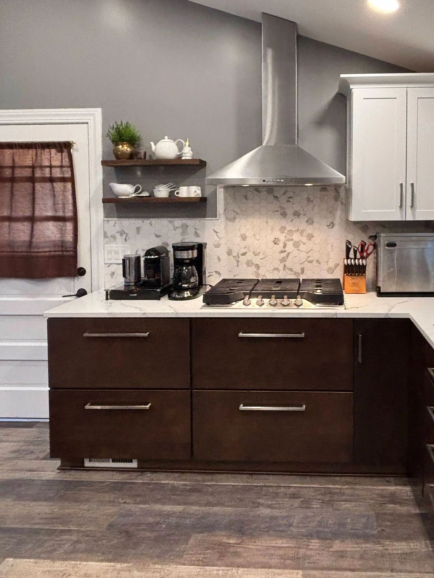 dbg-projects-kitchen-hex-backsplash-1.jpg