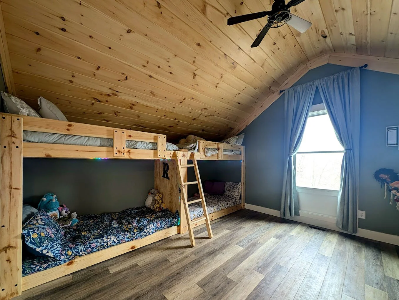 dbg-projects-attic-kids-bedroom-1.jpg