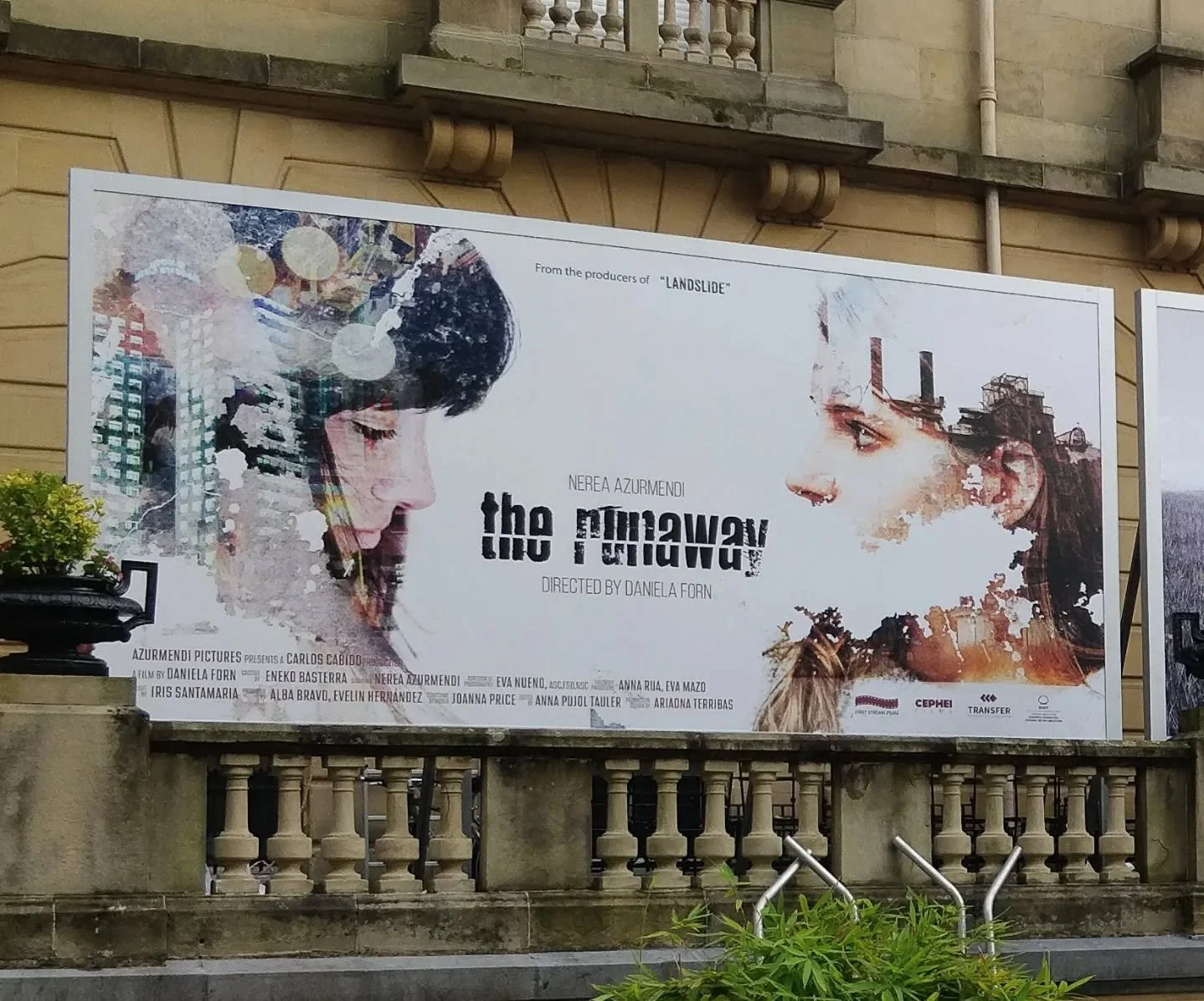 Recuerdo de cuando mis obras salieron en Rifkin's Festival, de Woody All, gracias a @iris.santamaria.motis y @inanna_musica
Aqu&iacute; pod&eacute;is ver un fotograma, foto del set y las obras originales.
Por cierto que pod&eacute;is adquirir prints 