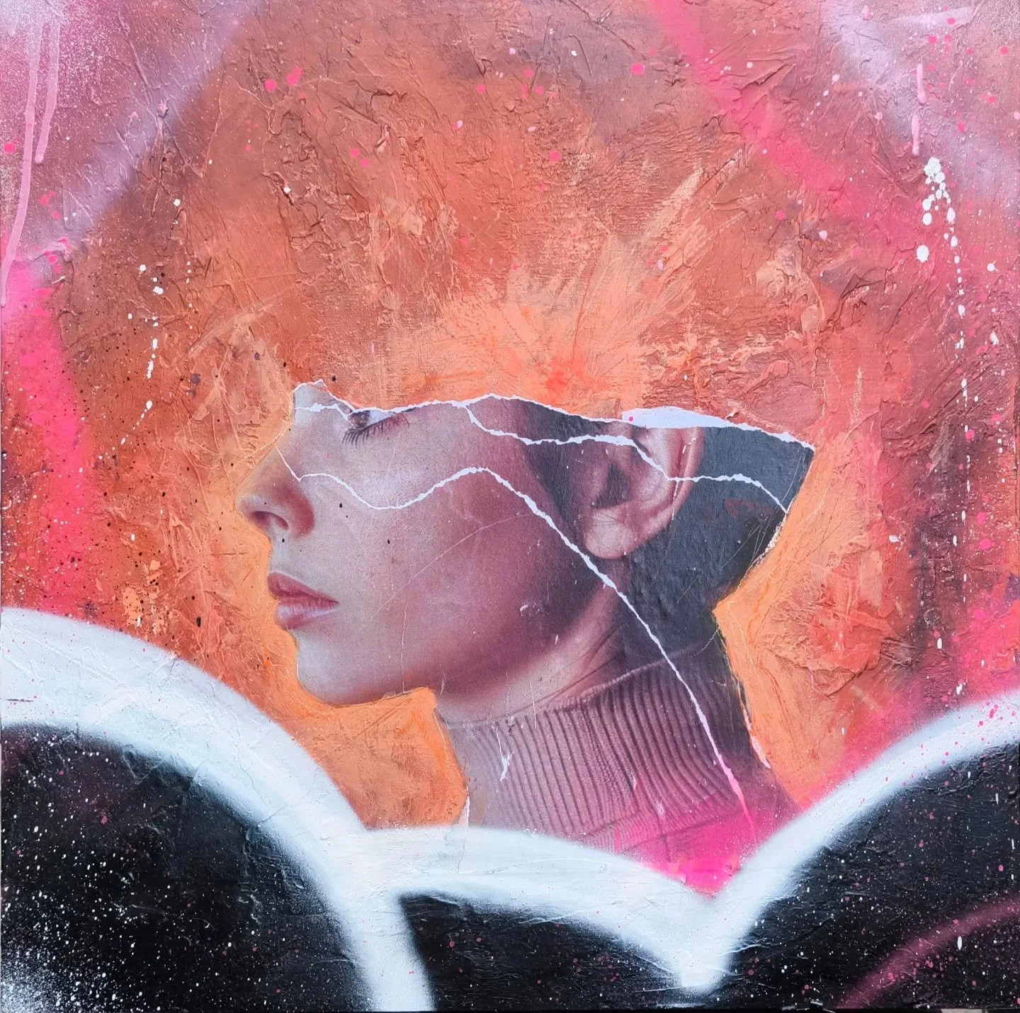 Hothead.
60x60cm Mixed media on wooden panel.
Esta obra tuvo una primera versi&oacute;n que imagin&eacute; mientras me hac&iacute;an una resonancia magn&eacute;tica (me fue muy bien para concentrarme 😂).
Pero luego sent&iacute; que algo faltaba. Al 