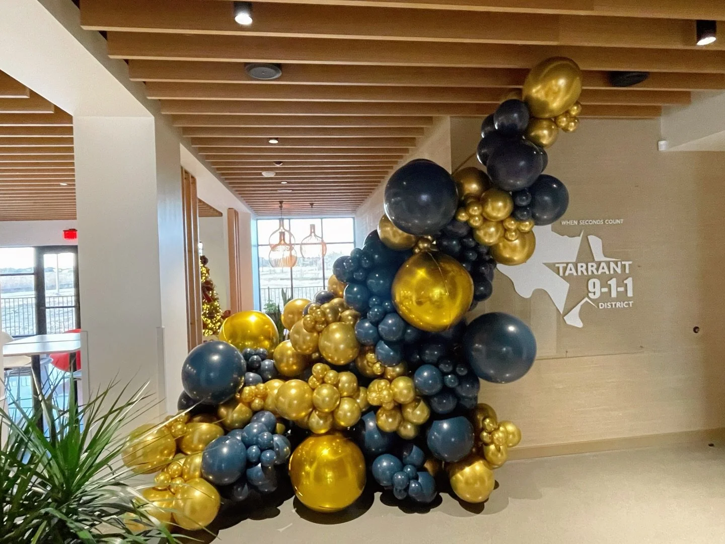 When you&rsquo;re needing GRAND for your ribbon cutting, this is it! Go ahead and make it a big deal. 

#grandopeningevent #fortworthbloggers #ribboncutting✂️ #balloonsdfw