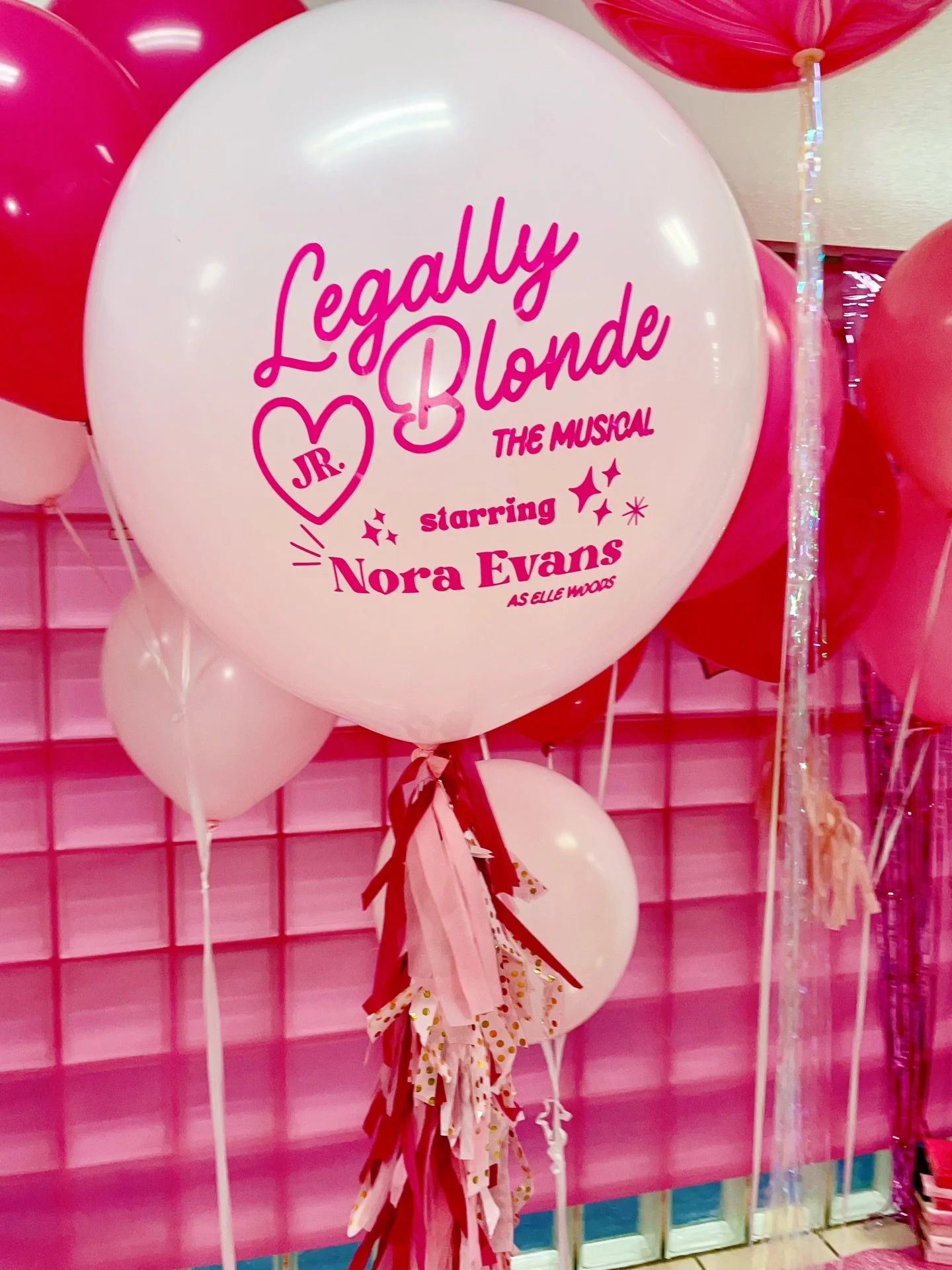 Bend and SNAP!! 🎀💅🏻 If you need to impress the UPS guy, Warner is proposing, it&rsquo;s Bruiser&rsquo;s birthday, or you&rsquo;re graduating law school, or got offered a bid with Delta Nu, we have a Bougie Balloon for YOU! 

Bend and snap! Works e