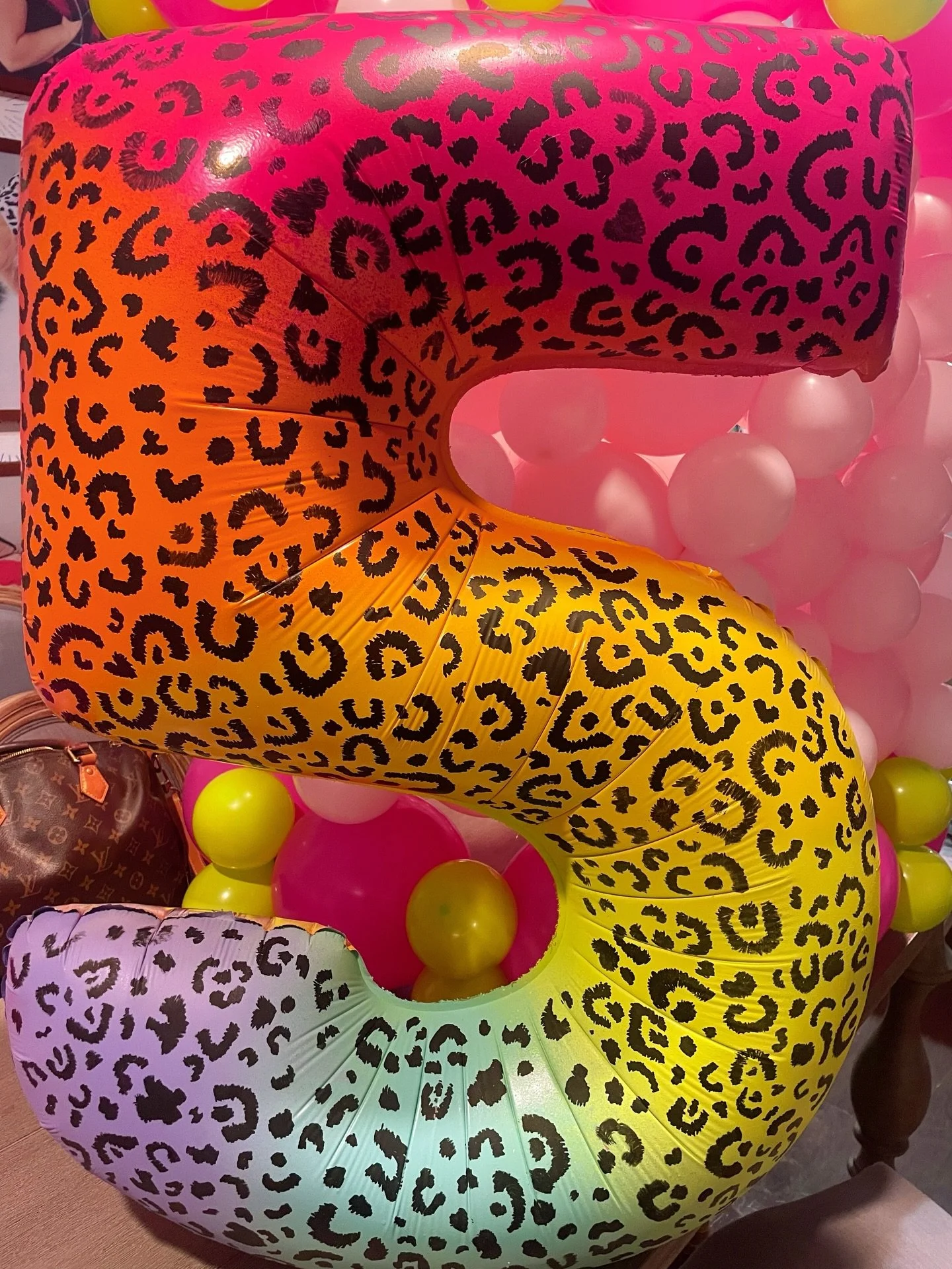 Let&rsquo;s get WILD! 💚🩷 We&rsquo;ve been waiting FIVE years for this epic theme. Also worth the wait- 10 hours of hand painting this balloon. 🌈 From the ombr&eacute; rainbow to the leopard spots, this balloon deserves her own post. Wait until you