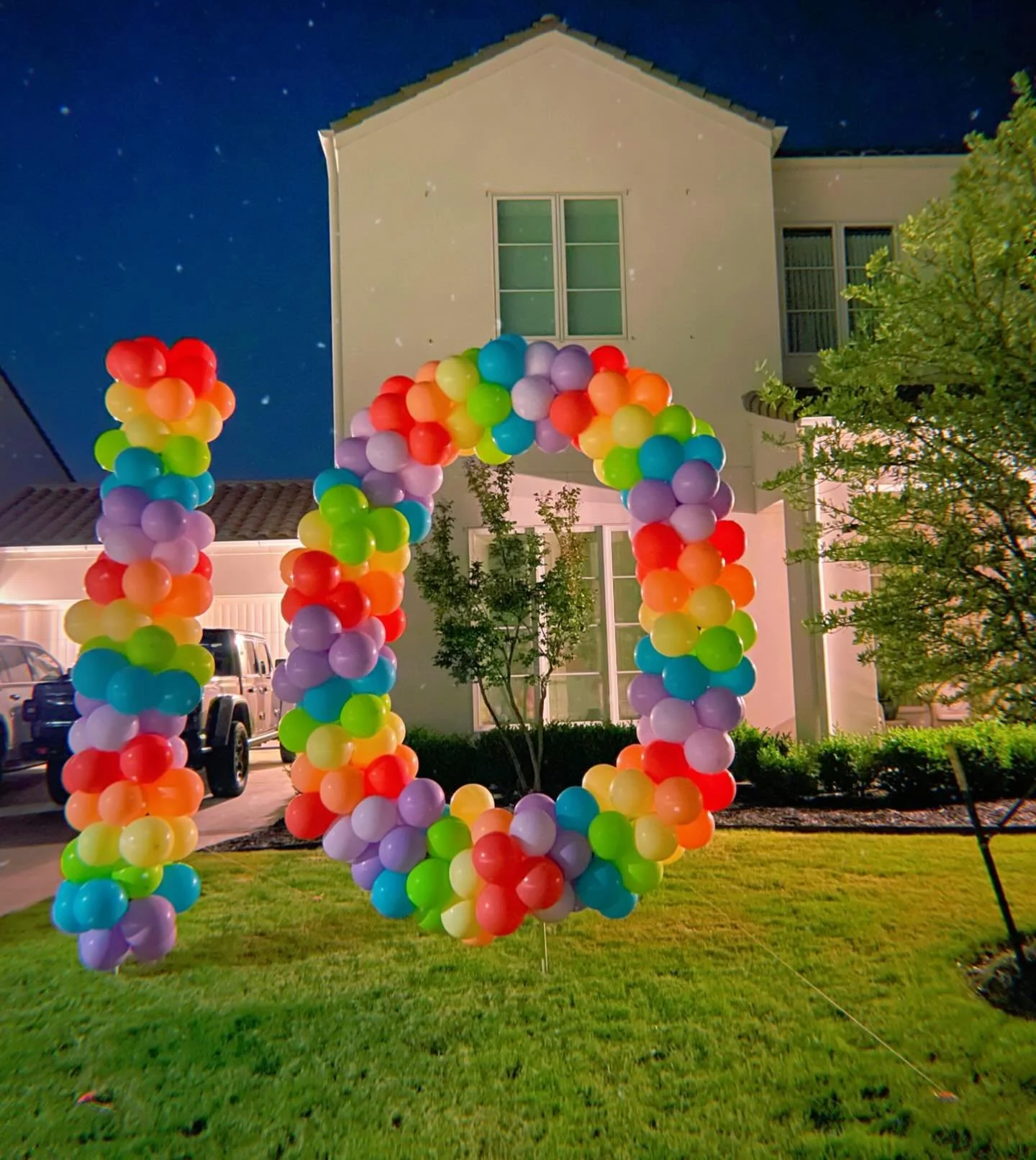 Someone&rsquo;s waking up to DOUBLE DIGITS! 🌈
Starting off 10 with a POP 🎈

#fortworthballoons #yardballoons #birthdayballoonsurprise #fortworthmoms