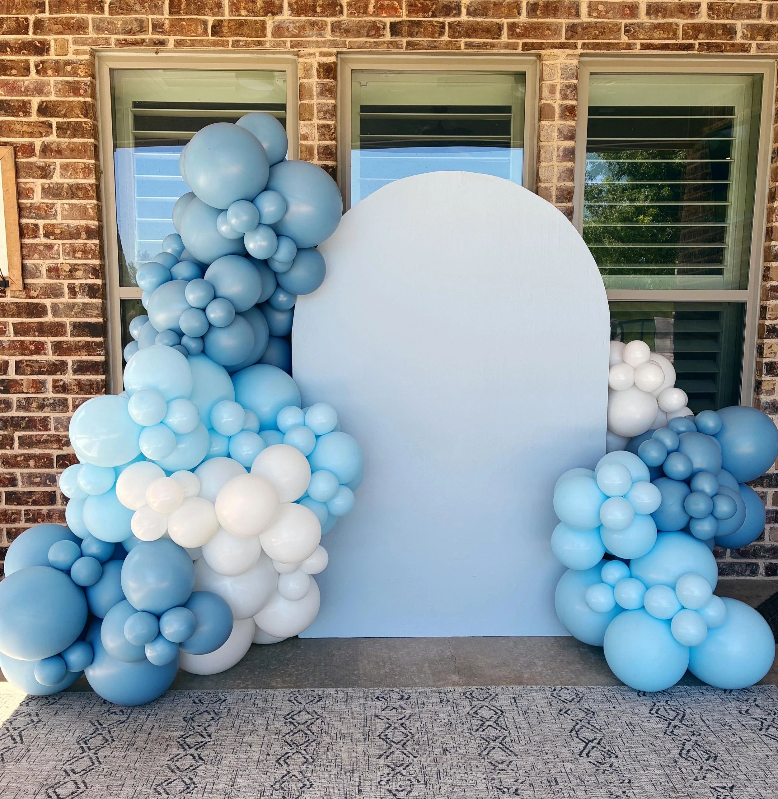 TRUE BLUE grad party! Angelo State but make it DREAMY. Proof that you can make a loud statement with school colors without overstating it. 

#gradballoons #fortworthballoons
