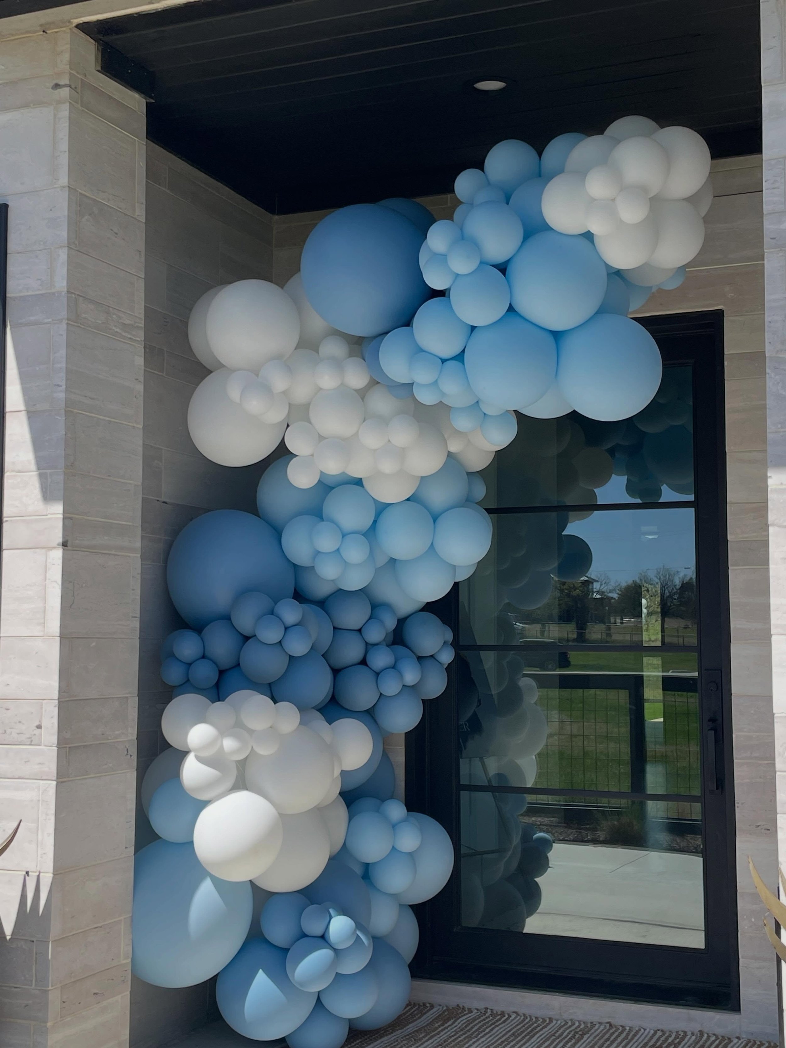If the sky had an entrance ☁️🩵 it&rsquo;s this! Perfect palate for a baby shower. 

Planner: @silhouette_group 

#dfwballoons #fortworthballoons #babyshower #theeventcollectivex #partyslate
