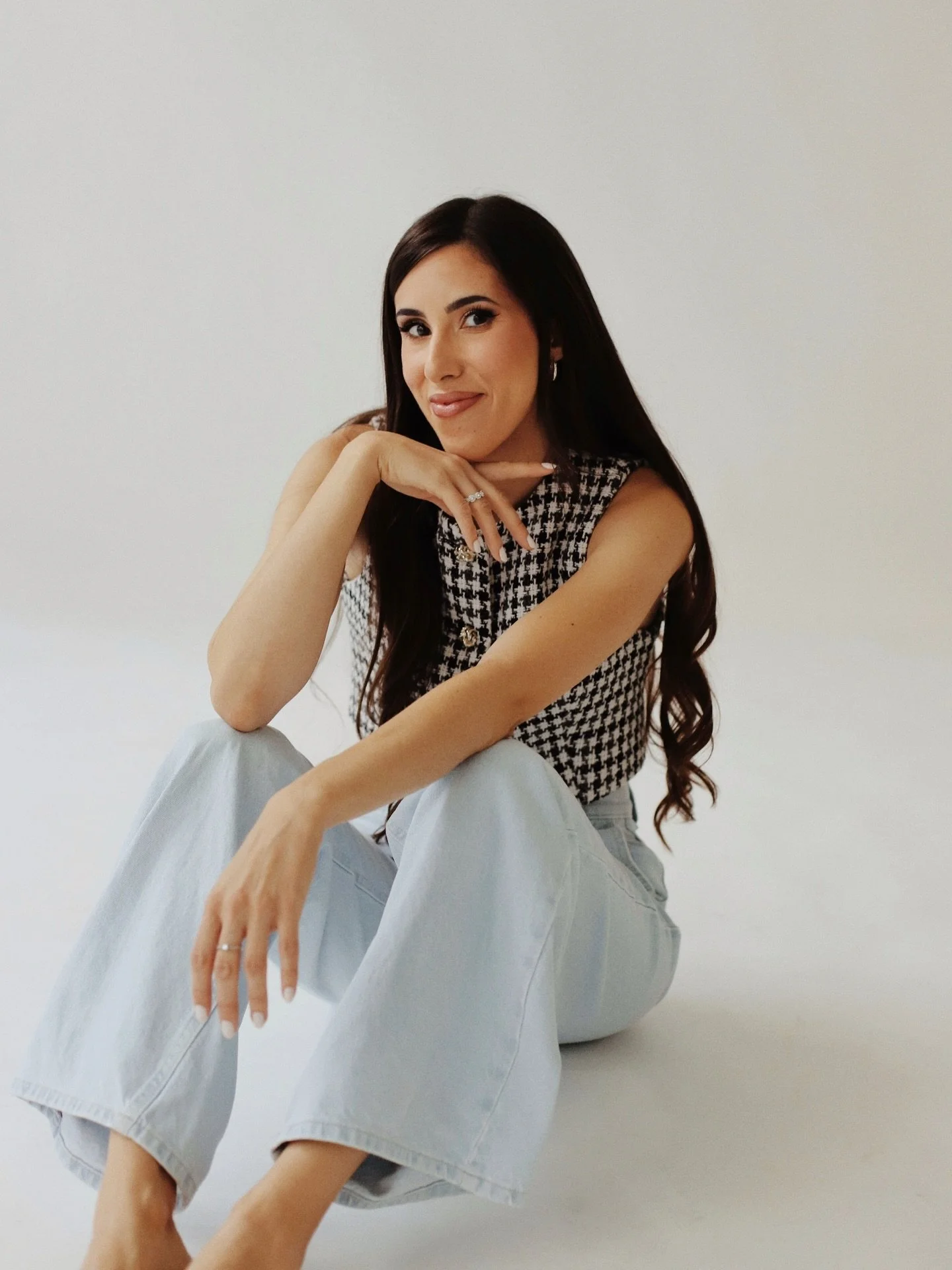 MEET THE ARTIST 

Depuis 7 ans j&rsquo;ai la chance d&rsquo;exercer ce m&eacute;tier qui me passionne! Je suis surtout sp&eacute;cialis&eacute;e dans le maquillage de mari&eacute;es et d&rsquo;&eacute;v&eacute;nements, cr&eacute;ant des looks sur mes